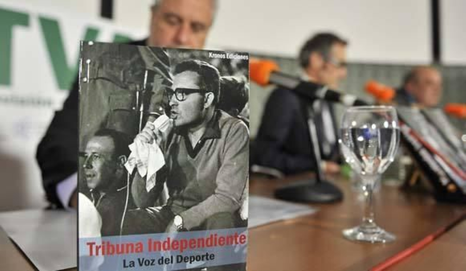 Entre Gol y Gol, Tribuna