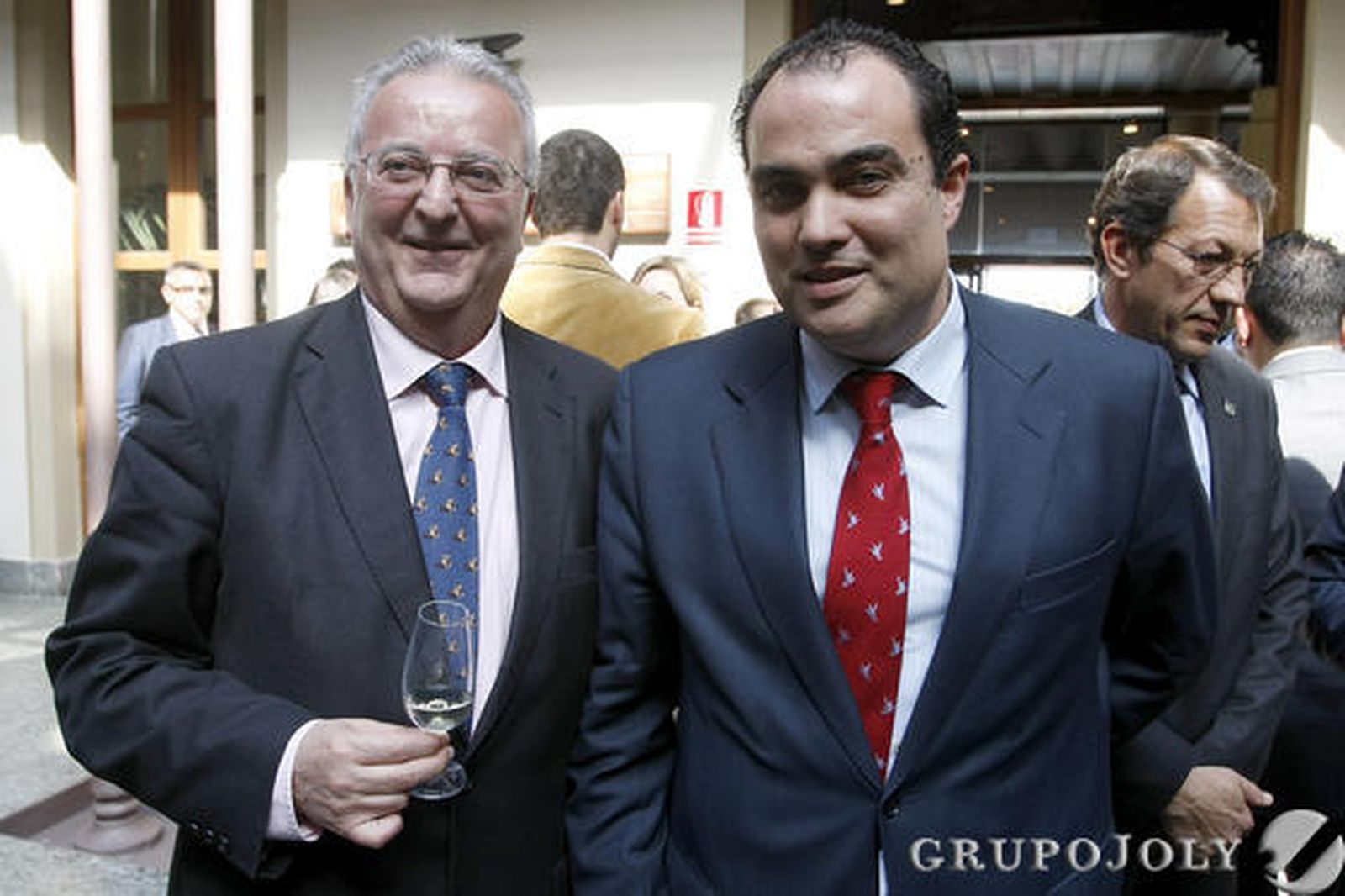 El presidente del Consejo Regulador del jerez y ex consejero de Trabajo de la Junta de Andalucía, Antonio Fernández, junto al director de ‘Diario de Jerez’, David Fernández.  

Foto: Julio Gonzalez-Joaquin Pino-Jose Braza