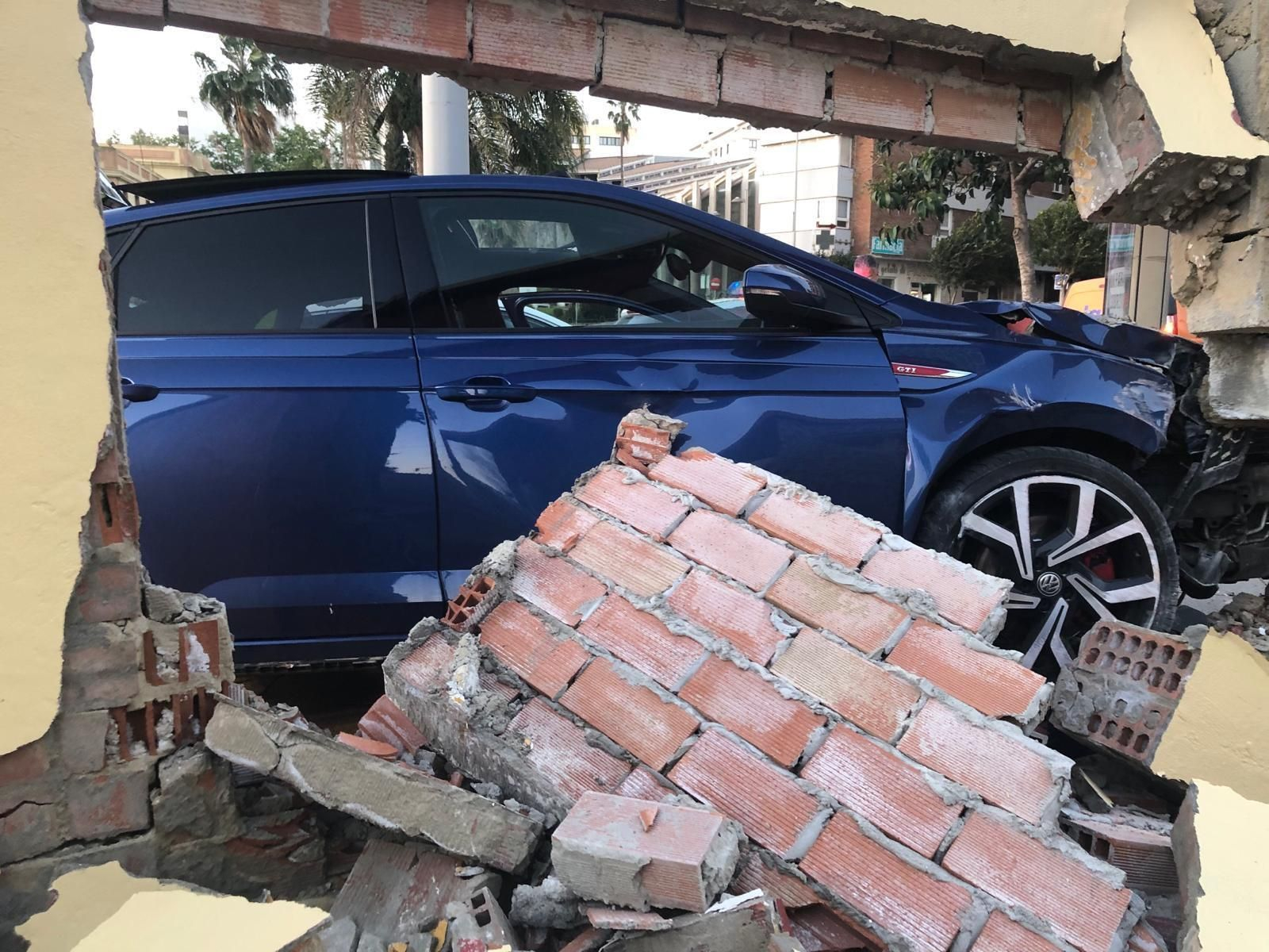 Así queda el coche accidentado en Algeciras tras chocar contra una casa del paseo marítimo