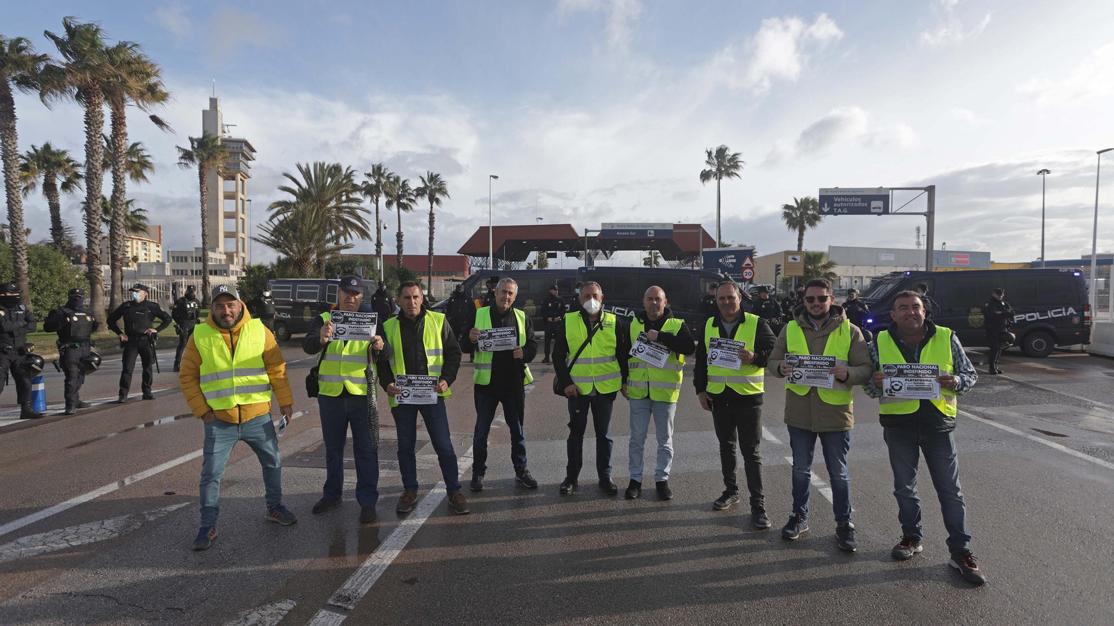 Fotos de la concentración de los camioneros en el acceso sur del puerto de Algeciras