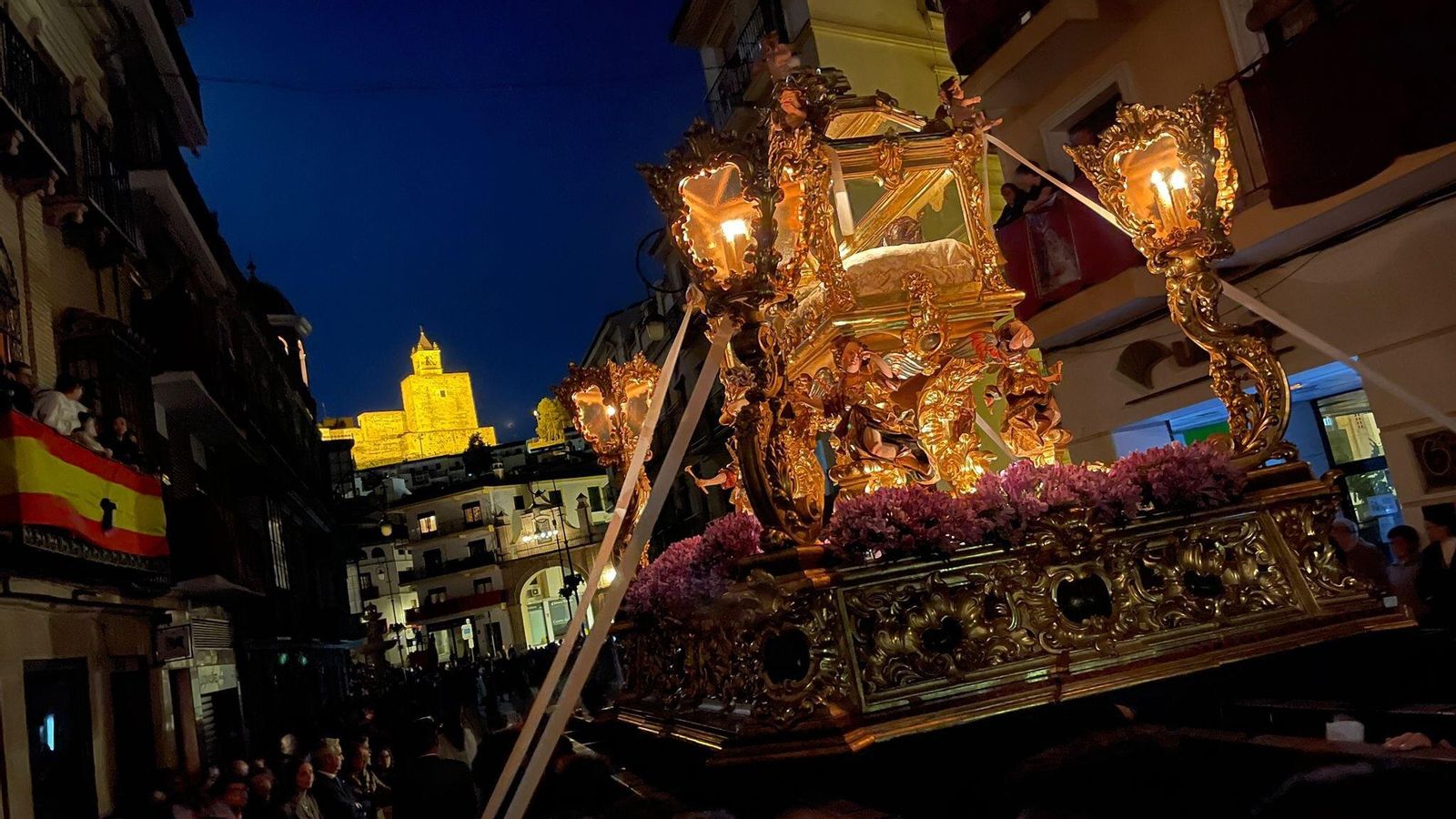 Santo Entierro recorriendo el centro de Antequera con la alcazaba de fondo.