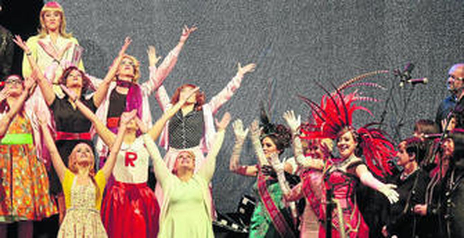 Un momento de uno de los números musicales de la gala de elección de la diosa del Carnaval.