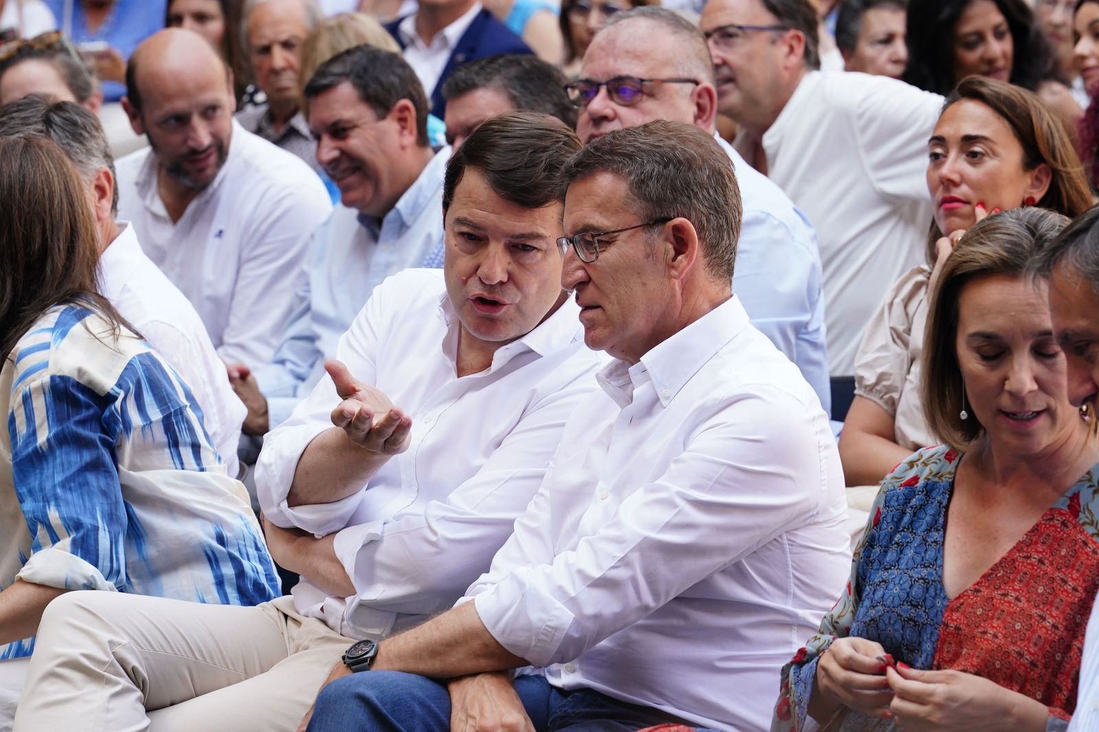 Alberto Núñez Feijóo conversa con el presidente de Castilla y León, Alfonso Fernández-Mañueco