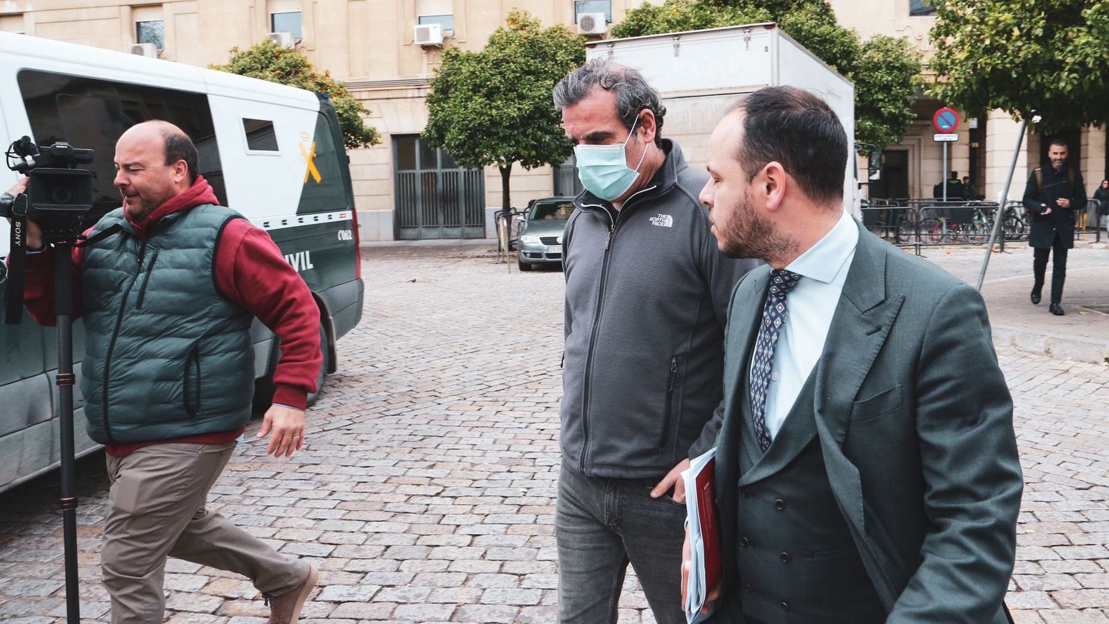 Rafael Pineda, con mascarilla, acompañado de su abogado, Alberto Castejón, tras abandonar los juzgados del Prado de San Sebastián.