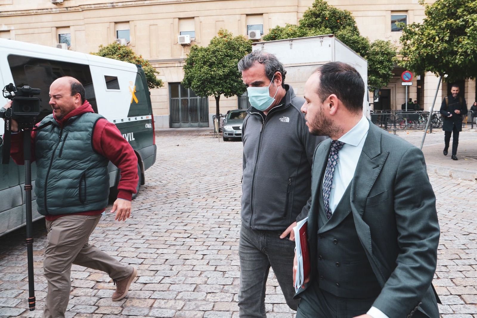 Rafael Pineda, con mascarilla, acompañado de su abogado, Alberto Castejón, tras abandonar los juzgados del Prado de San Sebastián.