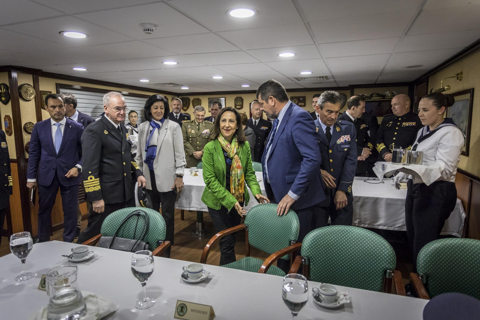 La ministra de Defensa, Margarita Robles en su visita a la base de Rota
