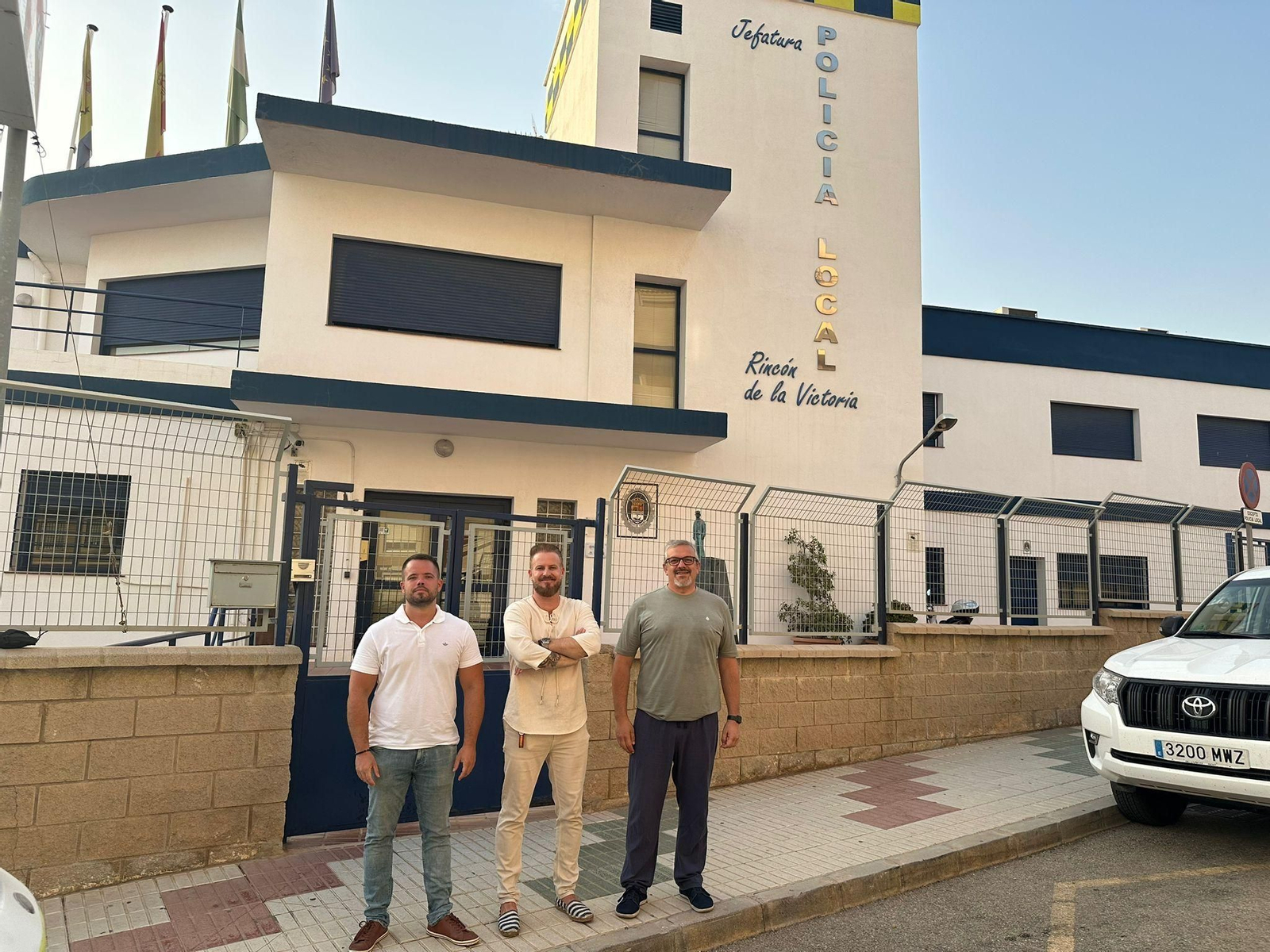 Adrián Trashorras, en el centro, acompañado por Carlos Chinchilla y José Rodríguez, concejales de Vox en Rincón de la Victoria.