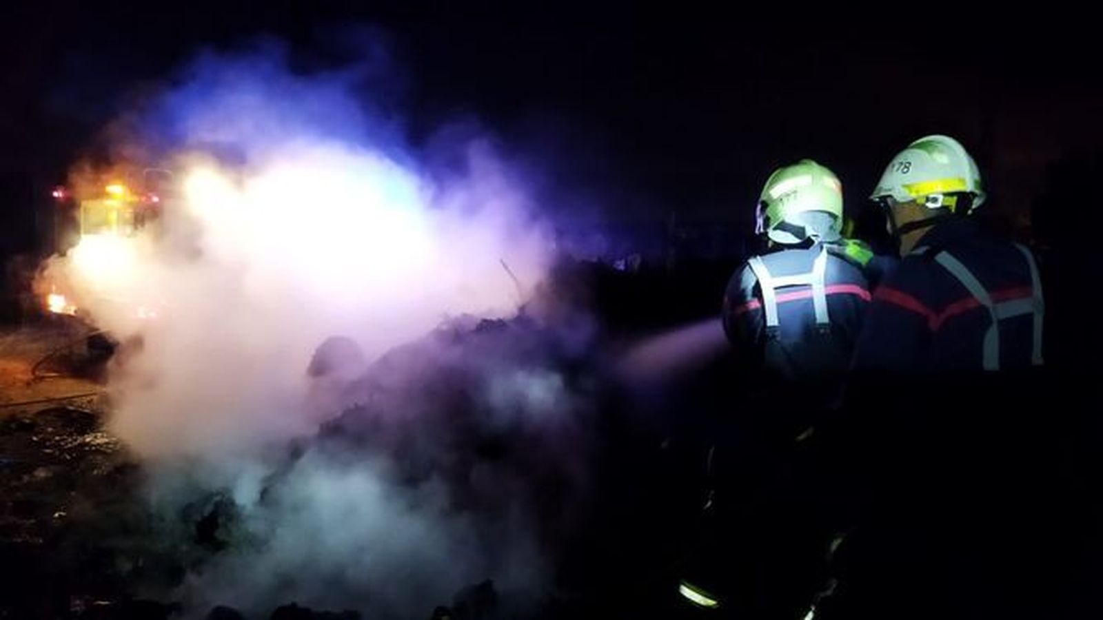 Los bomberos sofocan un incendio.