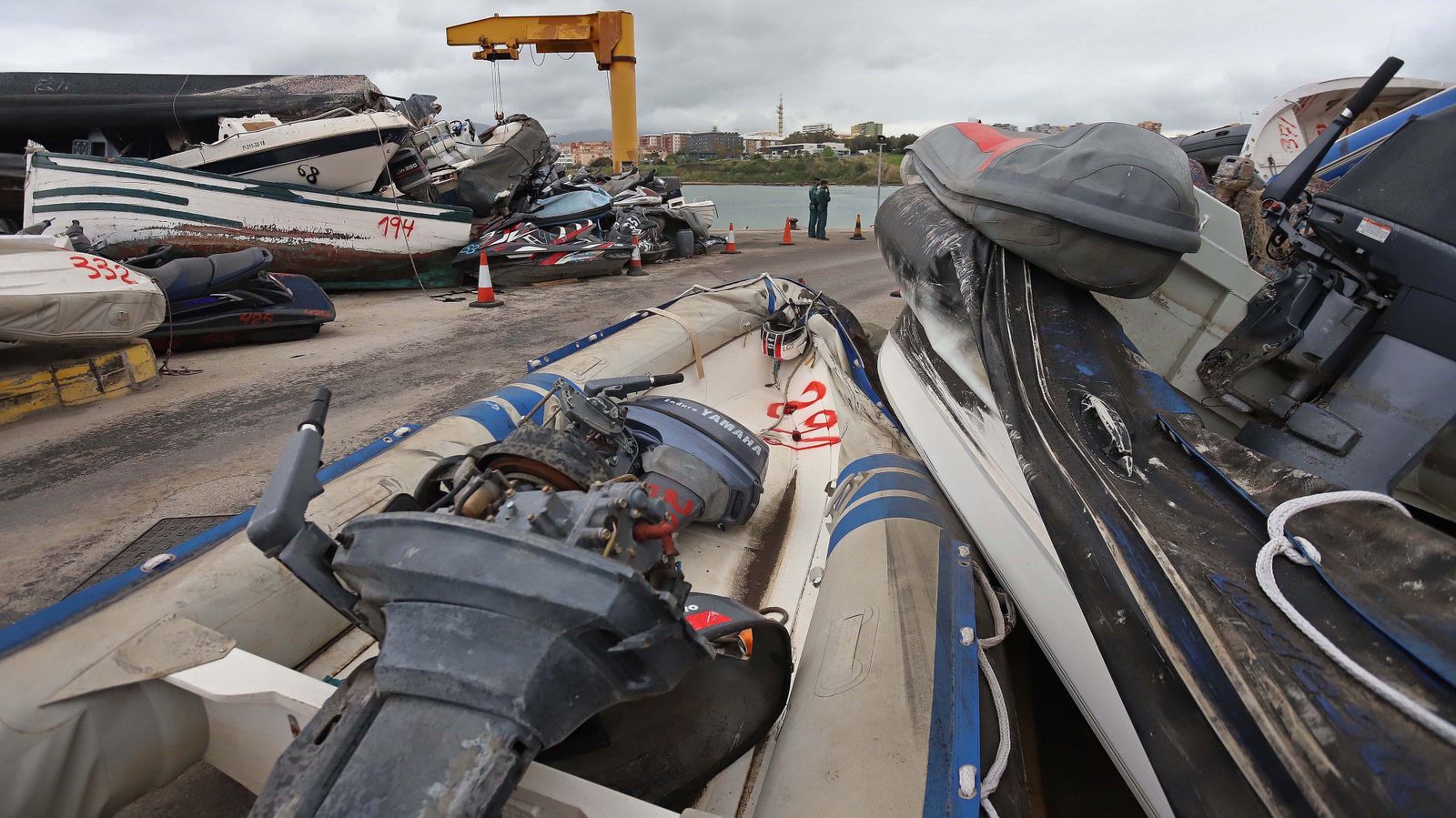 Fotos de la retirada de las narcoembarcaciones del puerto de Algeciras