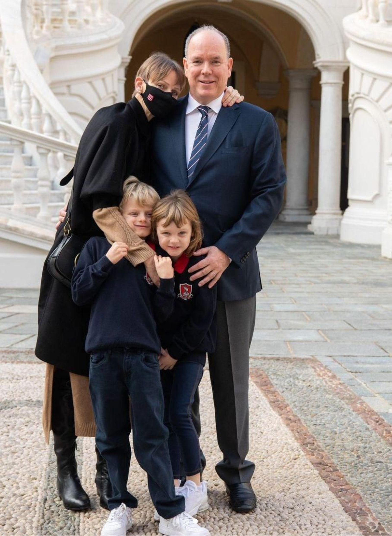 Última foto de Charlene, con su marido y sus hijos en su regreso a Mónaco tras pasar medio año en Sudáfrica. Días después ingresó en una clínica psicológica en Suiza.