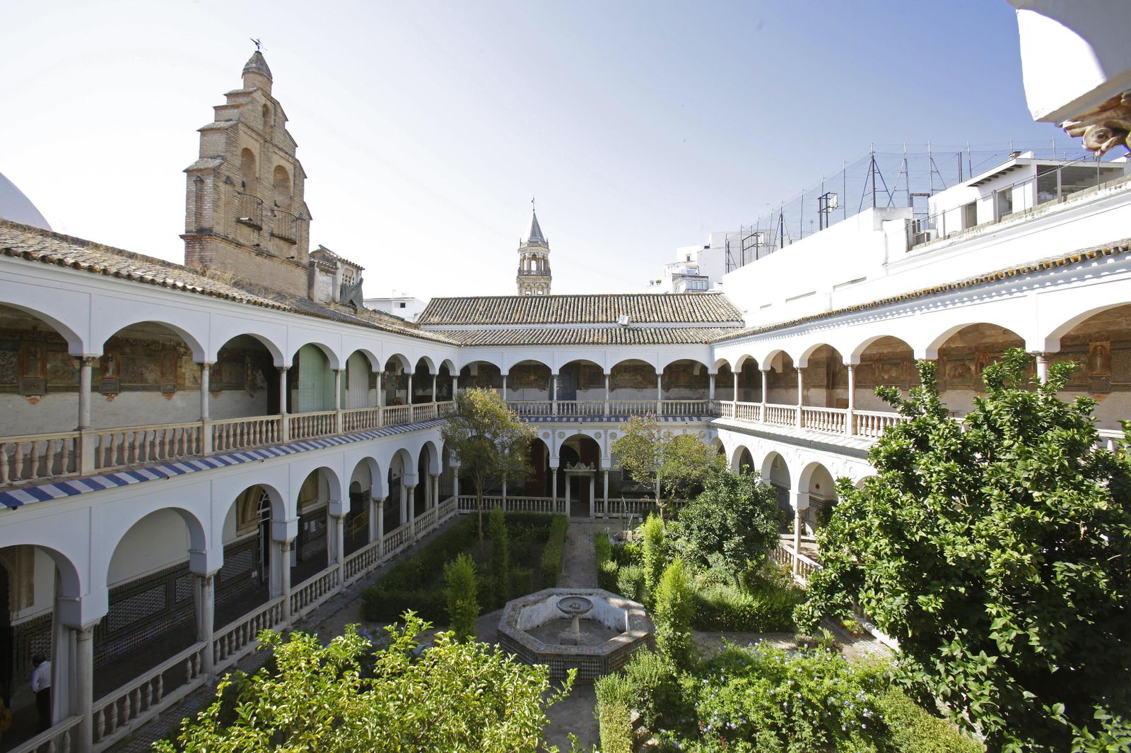 El bellísimo claustro del Herbolario de Santa Inés.
