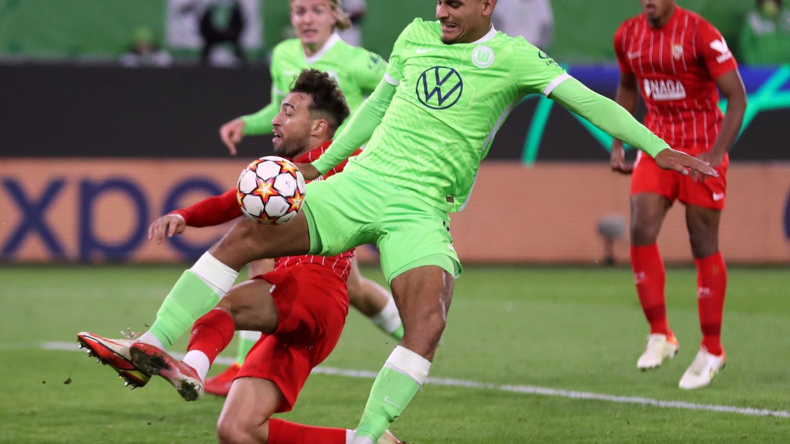 Munir cae ante Lacroix cuando intentaba rematar el balón que dio en el poste.
