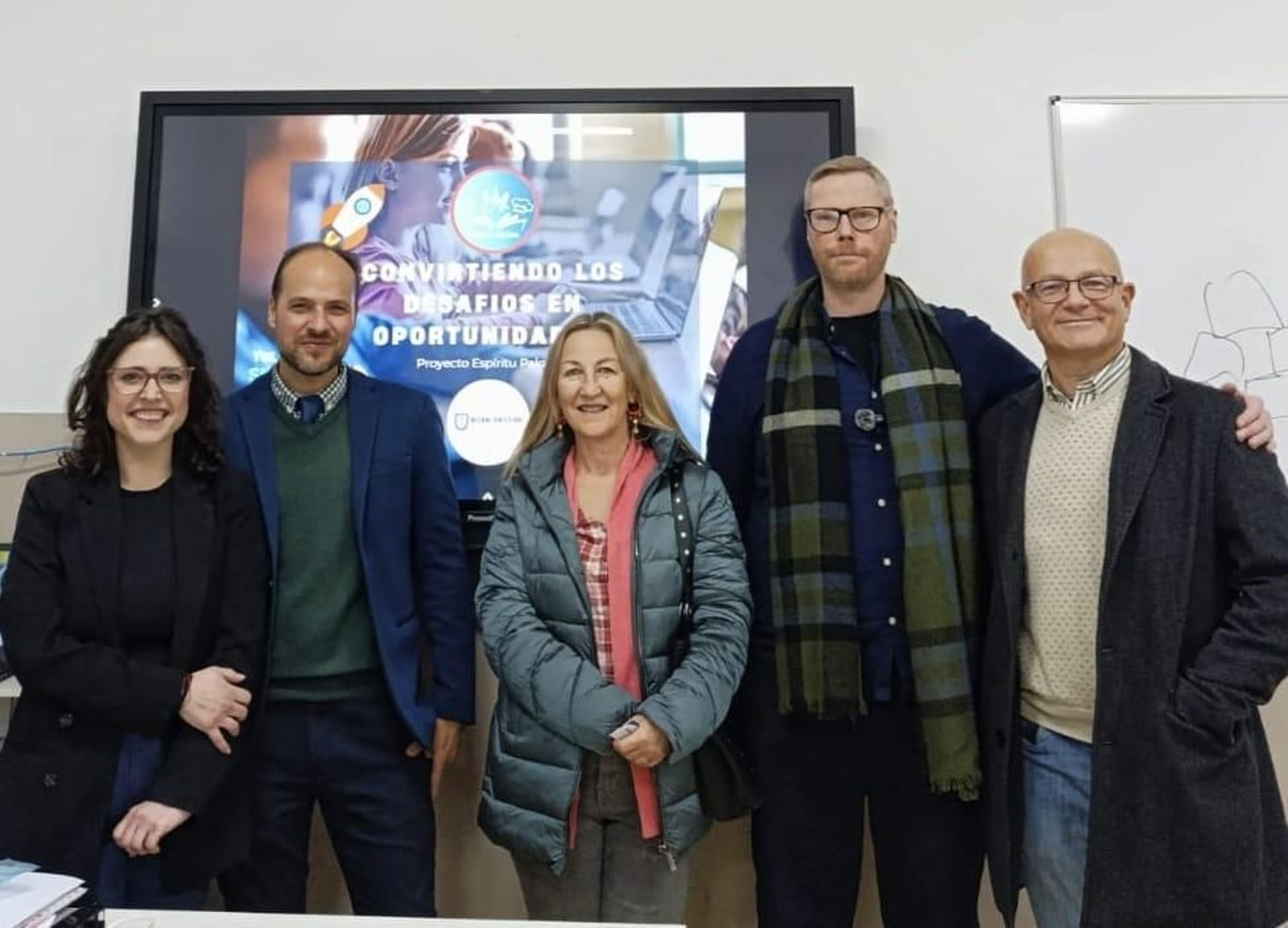 Mari Paz Macouzet (co-fundadora Servilingual), Manuel Algaba (Departamento de Bienestar; Psicólogo colegio Buen Pastor), Lynn Millar, Mike Leane (co-fundador Servilingual) y Manuel González Bocardo.