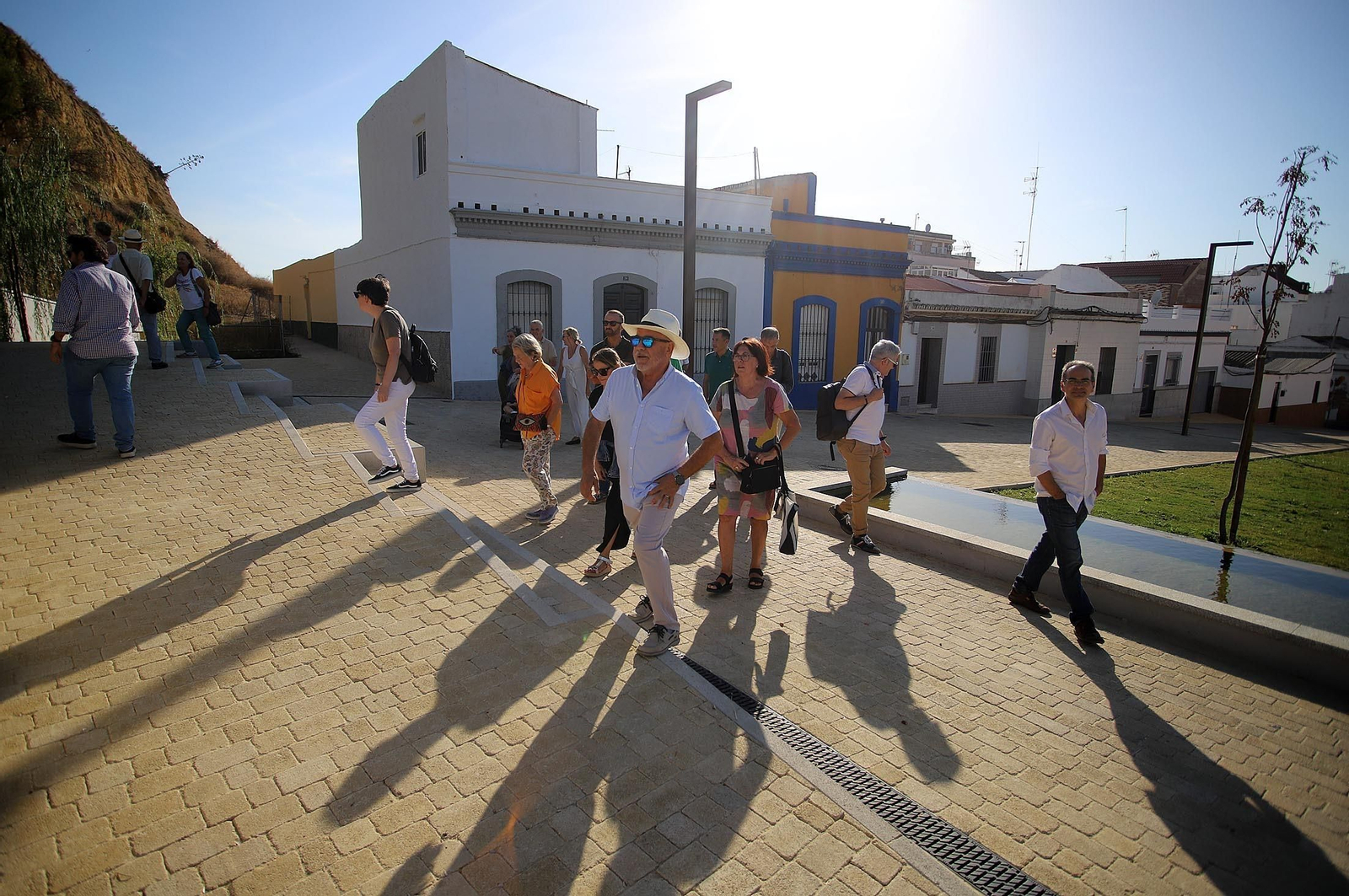 Imágenes de la visita guiada a la Fuente Vieja de Huelva por el arquitecto Francisco Javier López