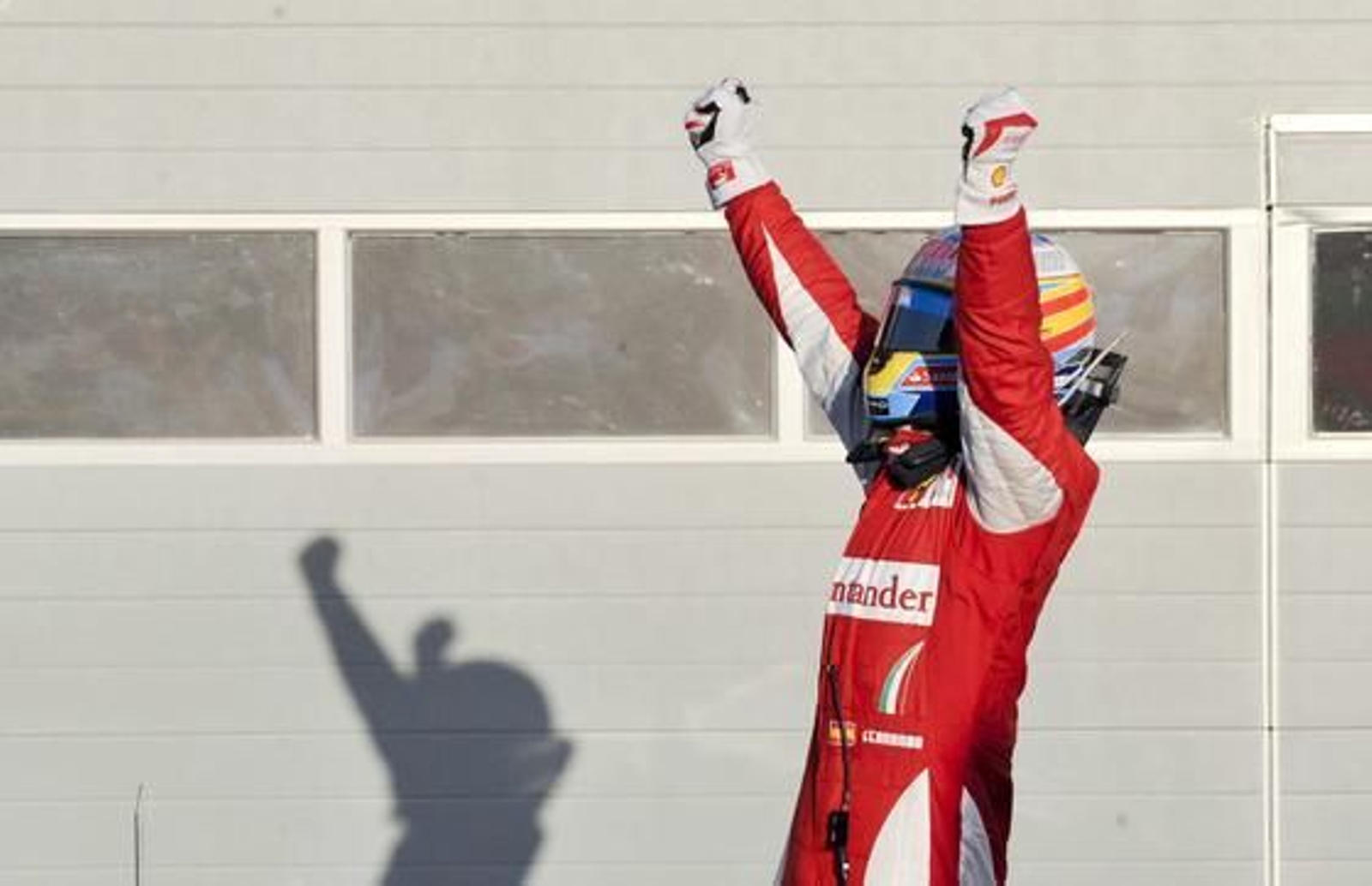Fernando Alonso gana su primera carrera como piloto de Ferrari en Bahrein. / EFE