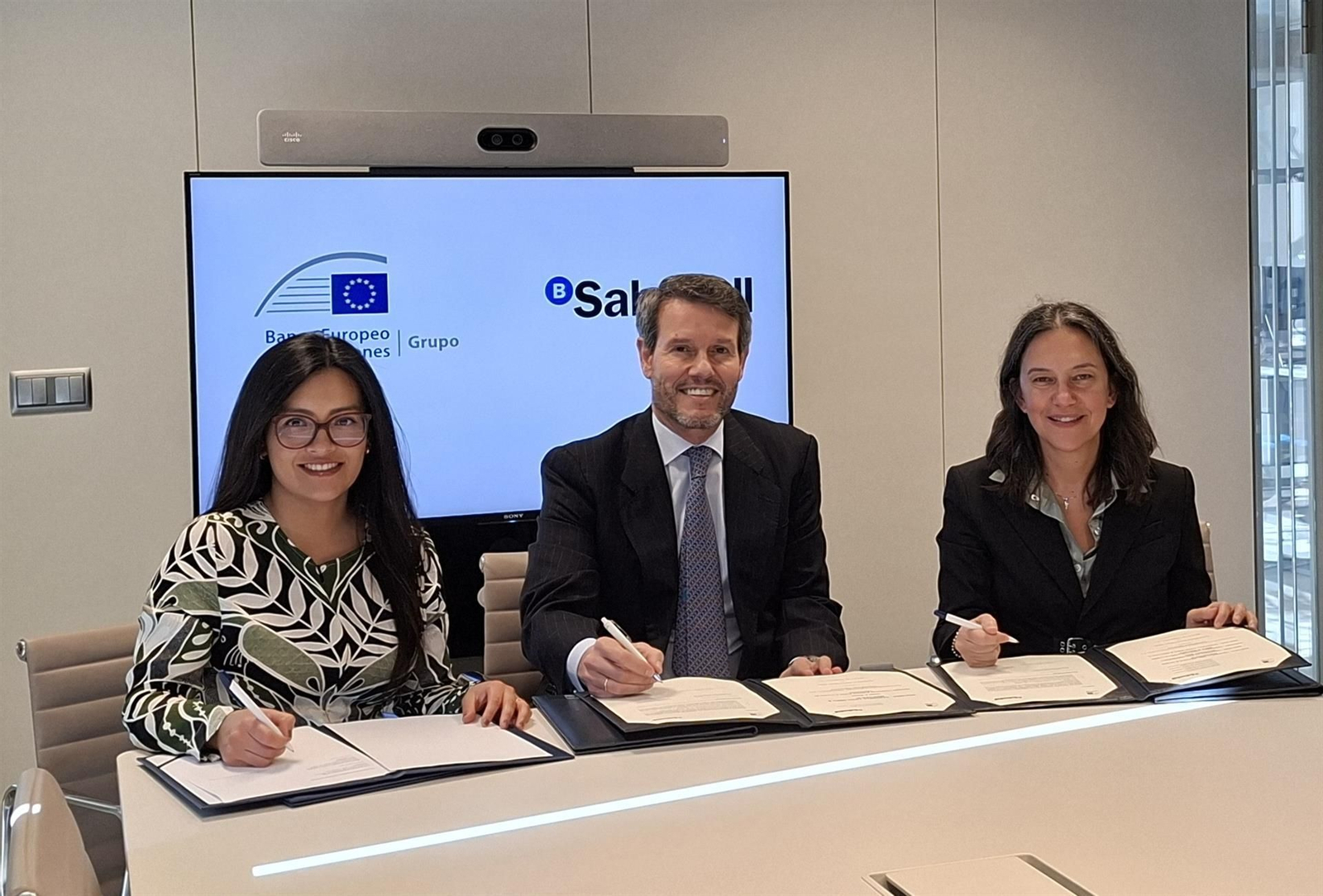 Firma entre el Banco Sabadell y el Grupo BEI.