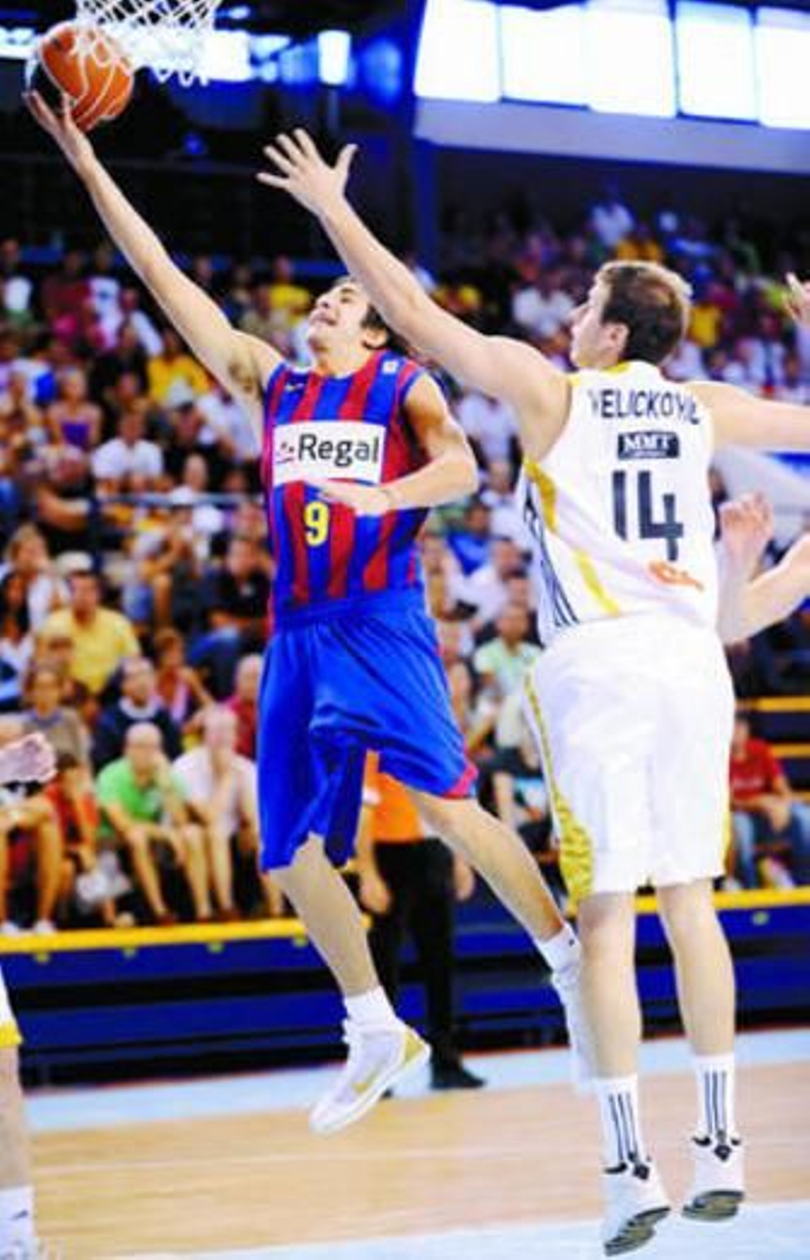 El barcelonista Ricky Rubio deja una bandeja ante el madridista Velickovic en la final de la Supercopa.