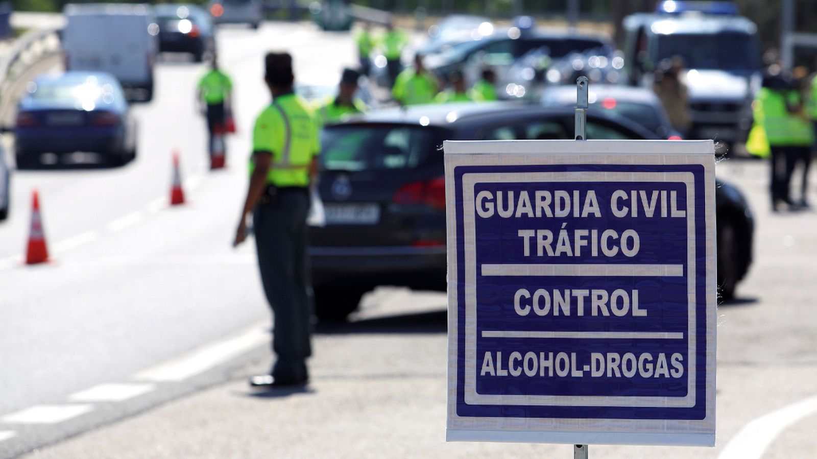 Un control de alcohol y drogas de la Guardia Civil de Tráfico: el momento de jugarte los puntos del carné.
