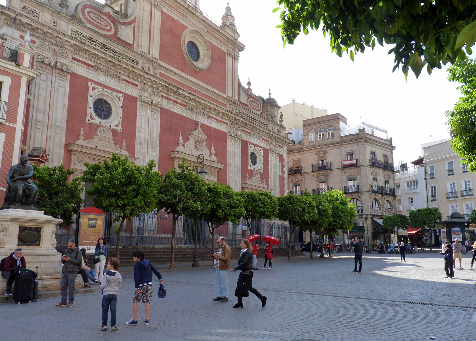 Juan Martínez Montañés, ante la Colegial del Salvador, el más importante templo de la ciudad tras la Catedral.