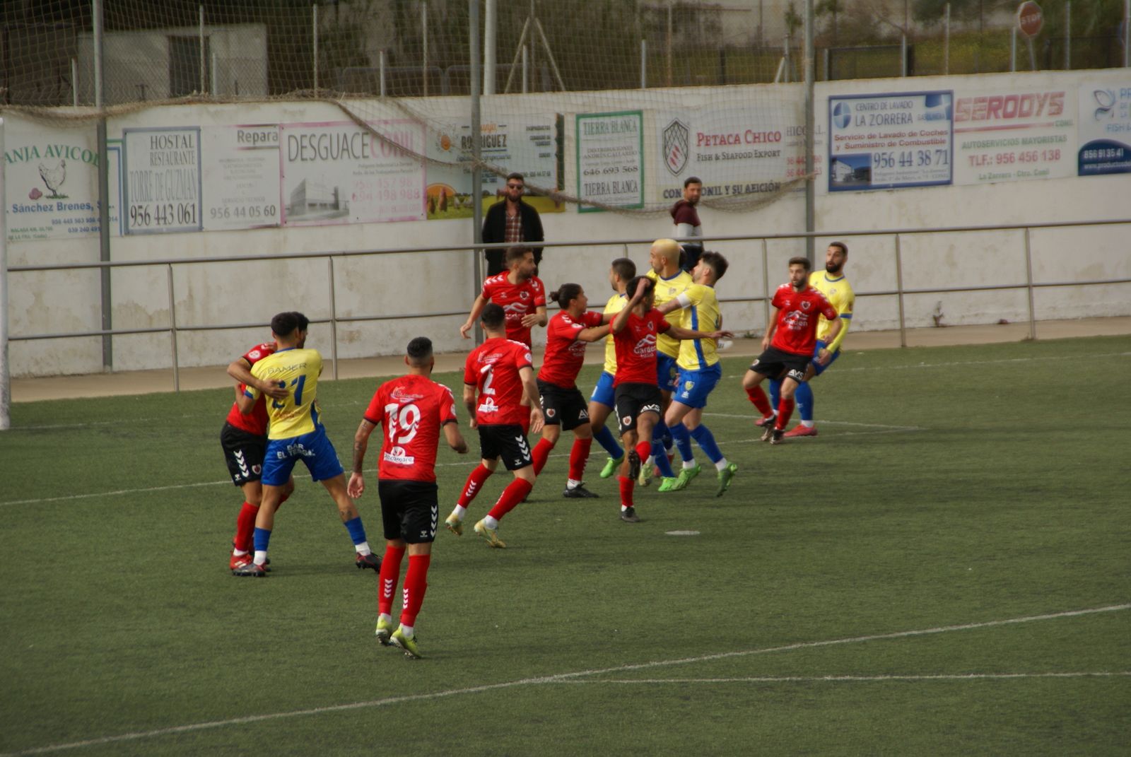 Duelo entre el Conil y el Cartaya en el José Antonio Pérez Ureba.