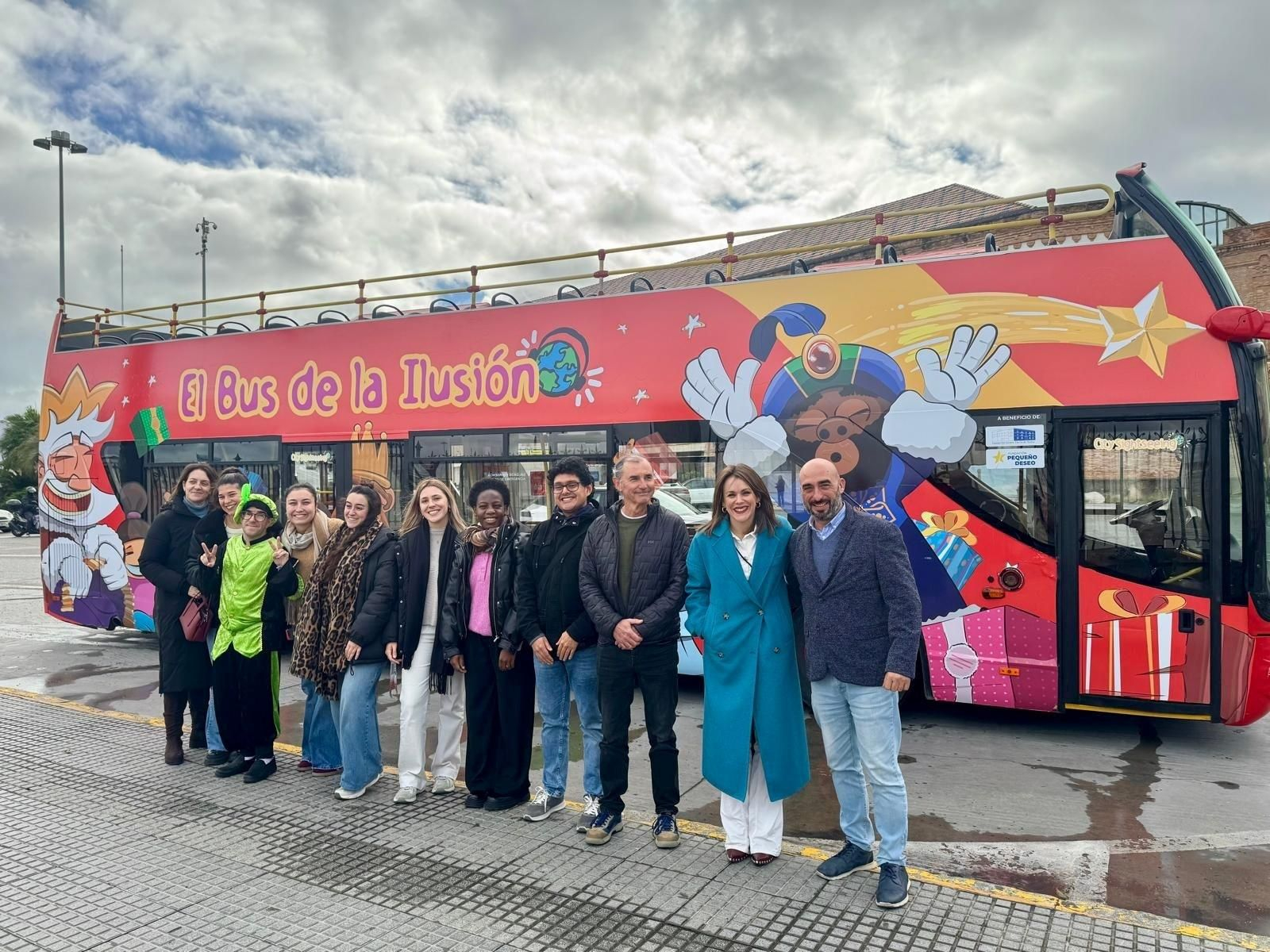 La concejala de Turismo, Beatriz Gandullo, con Jerónimo Vicente y Jaime Ruiz, delante de 'El Bus de la Ilusión'.