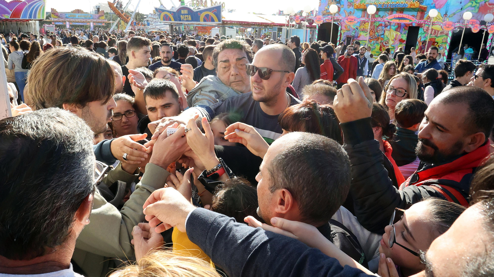 El parque de atracciones de Navidad junto a la Feria volvió a llenarse este sábado El parque de atracciones de Navidad junto a la Feria volvió a llenarse este sábado