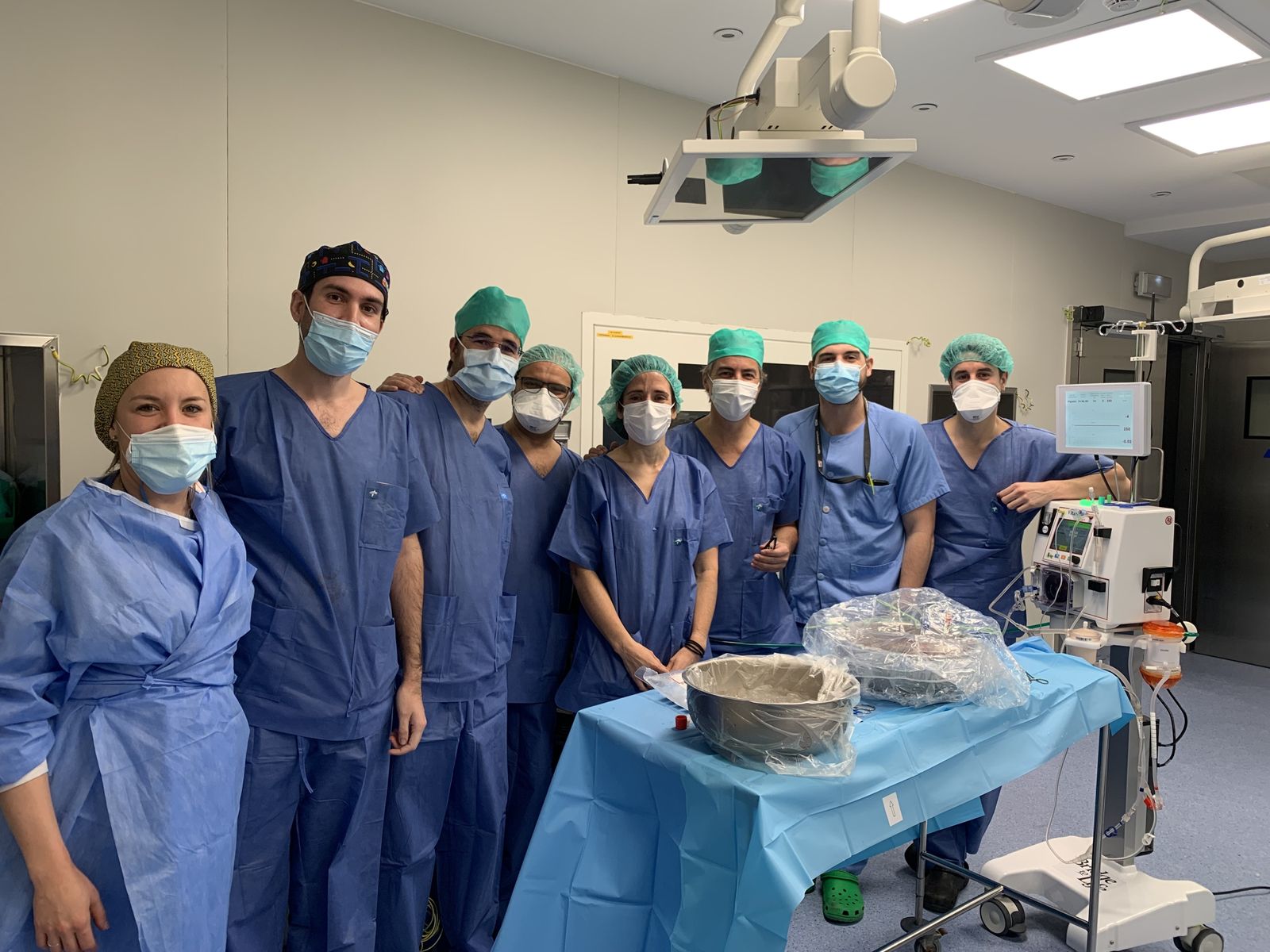 El equipo de profesionales, liderado por Miguel Ángel Gómez Bravo, que ha realizado con éxito esta primera intervención.