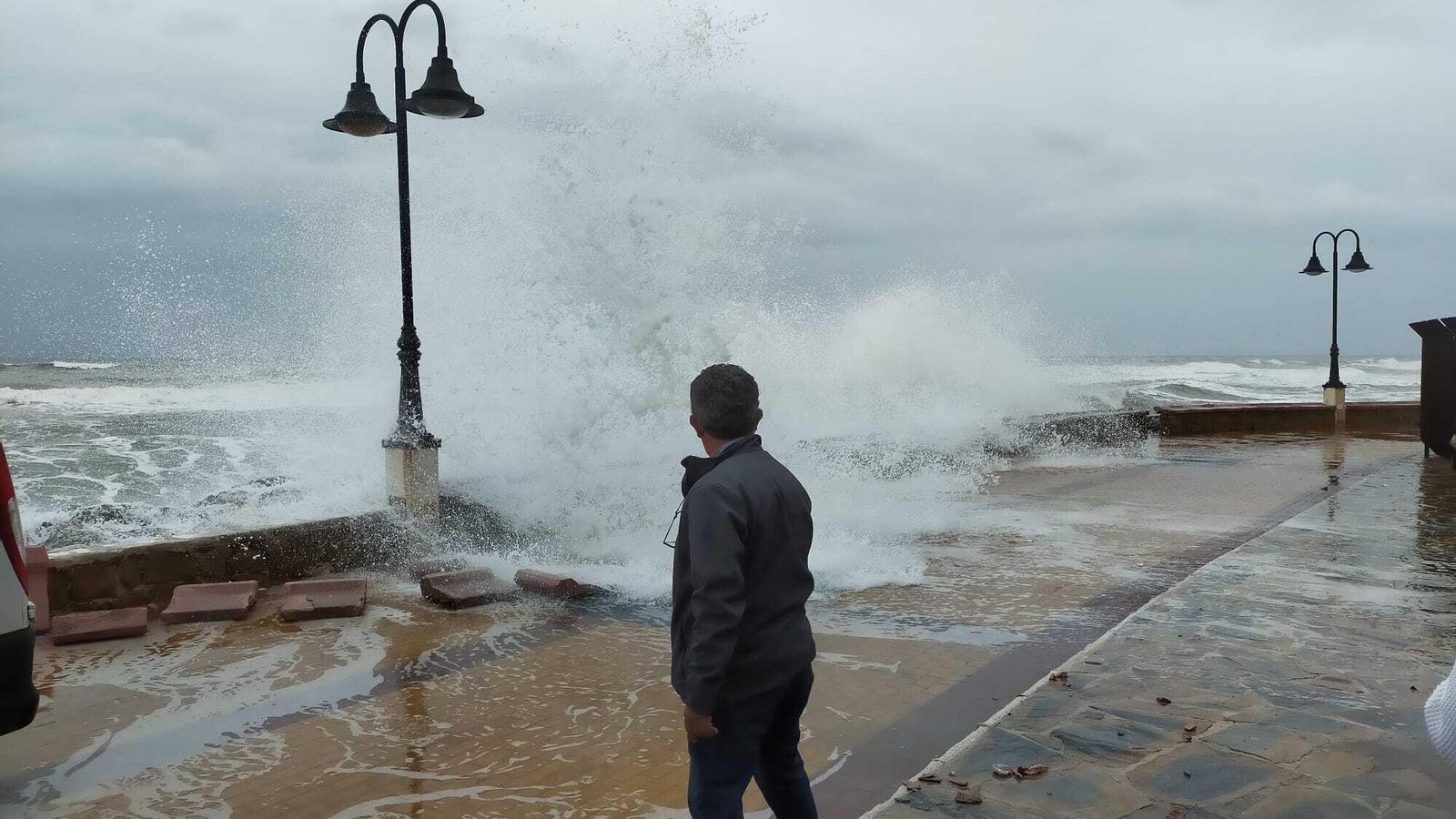 Las olas alcanza el paseo marítimo de Torremolinos provocando destrozos.