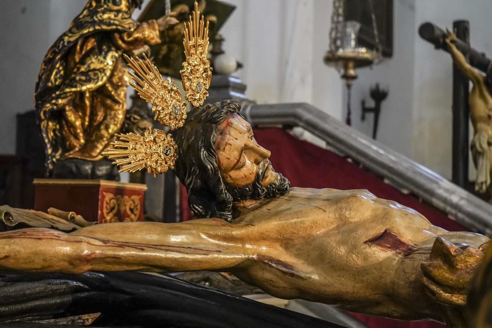 El besapiés al Cristo de los Favores, en imágenes