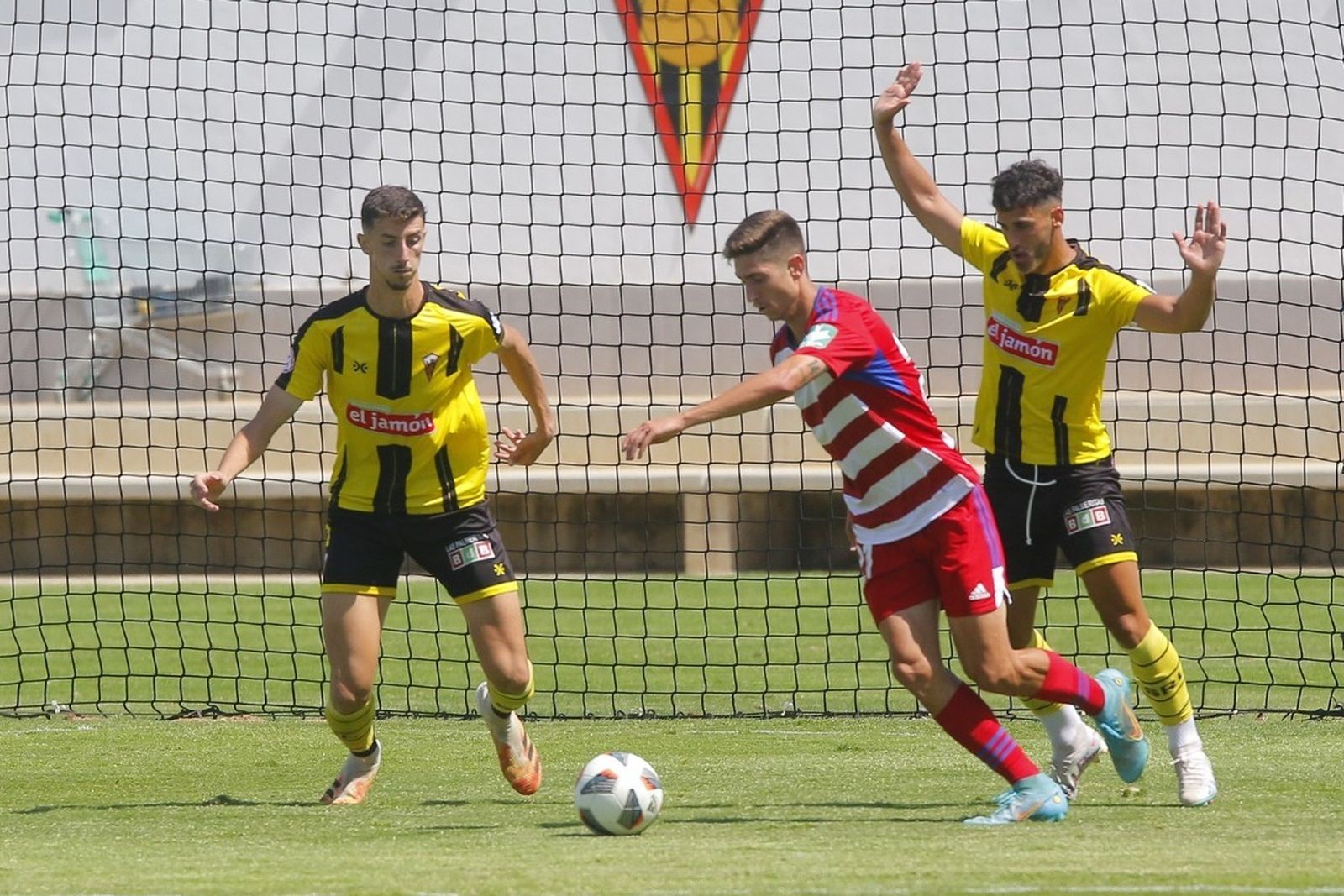 Da Costa intenta superar a dos rivales.