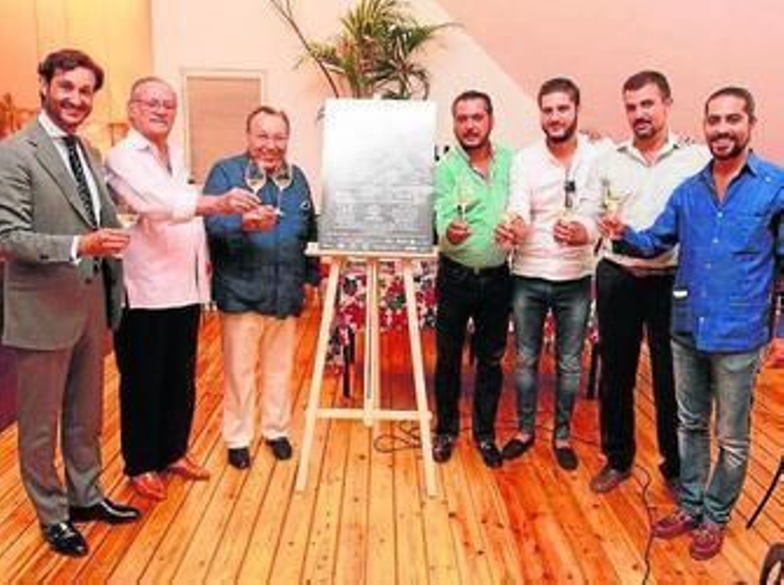 Paco Cepero, junto a los miembros de Bajañí y el presidente de Cedown.