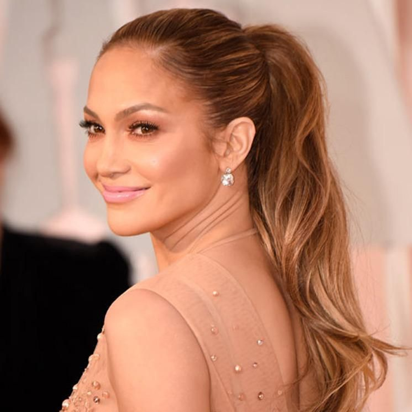 Una coleta alta y pulida, el peinado perfecto para el pelo largo.