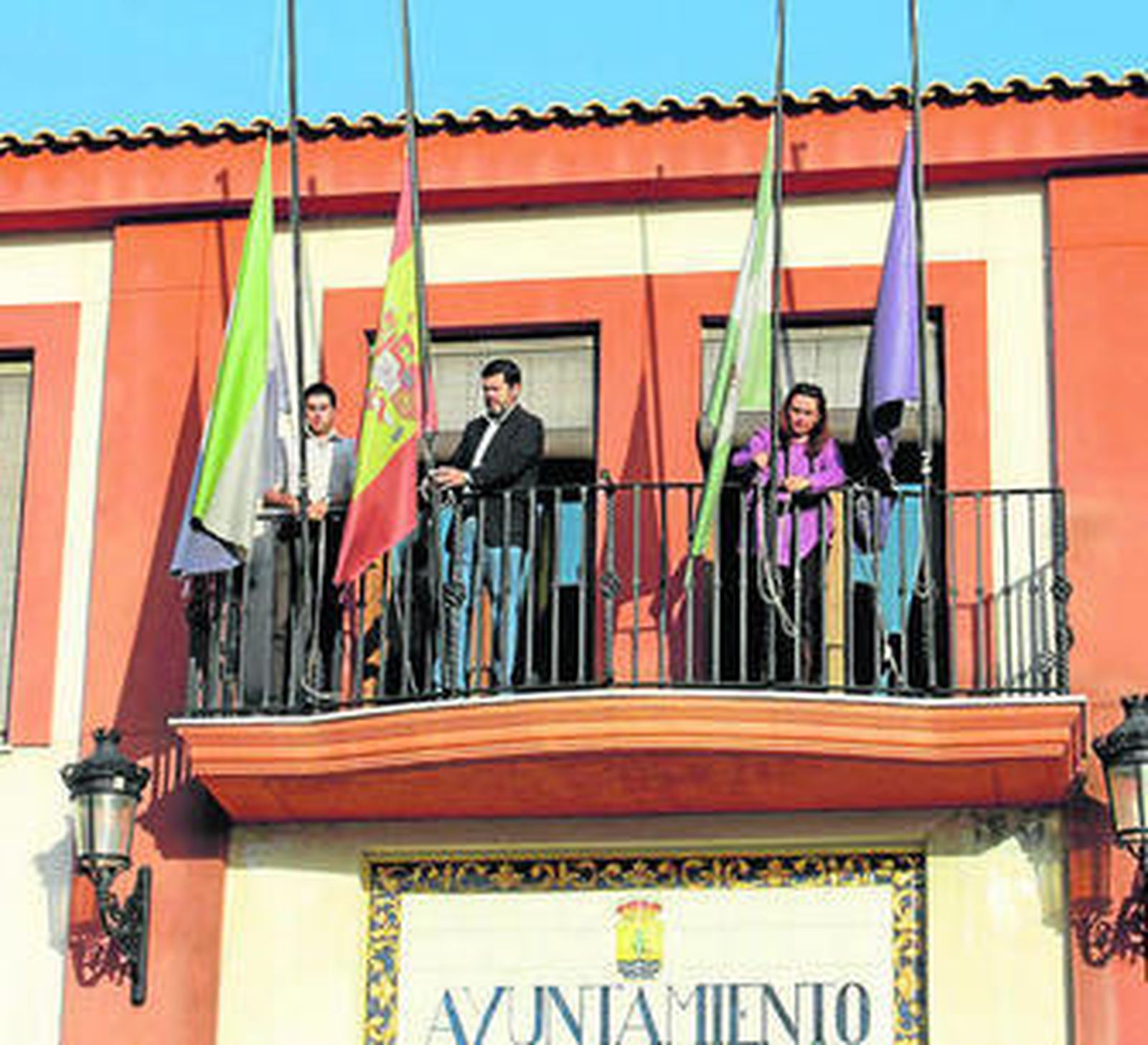 Las banderas ondearon ayer a media asta.