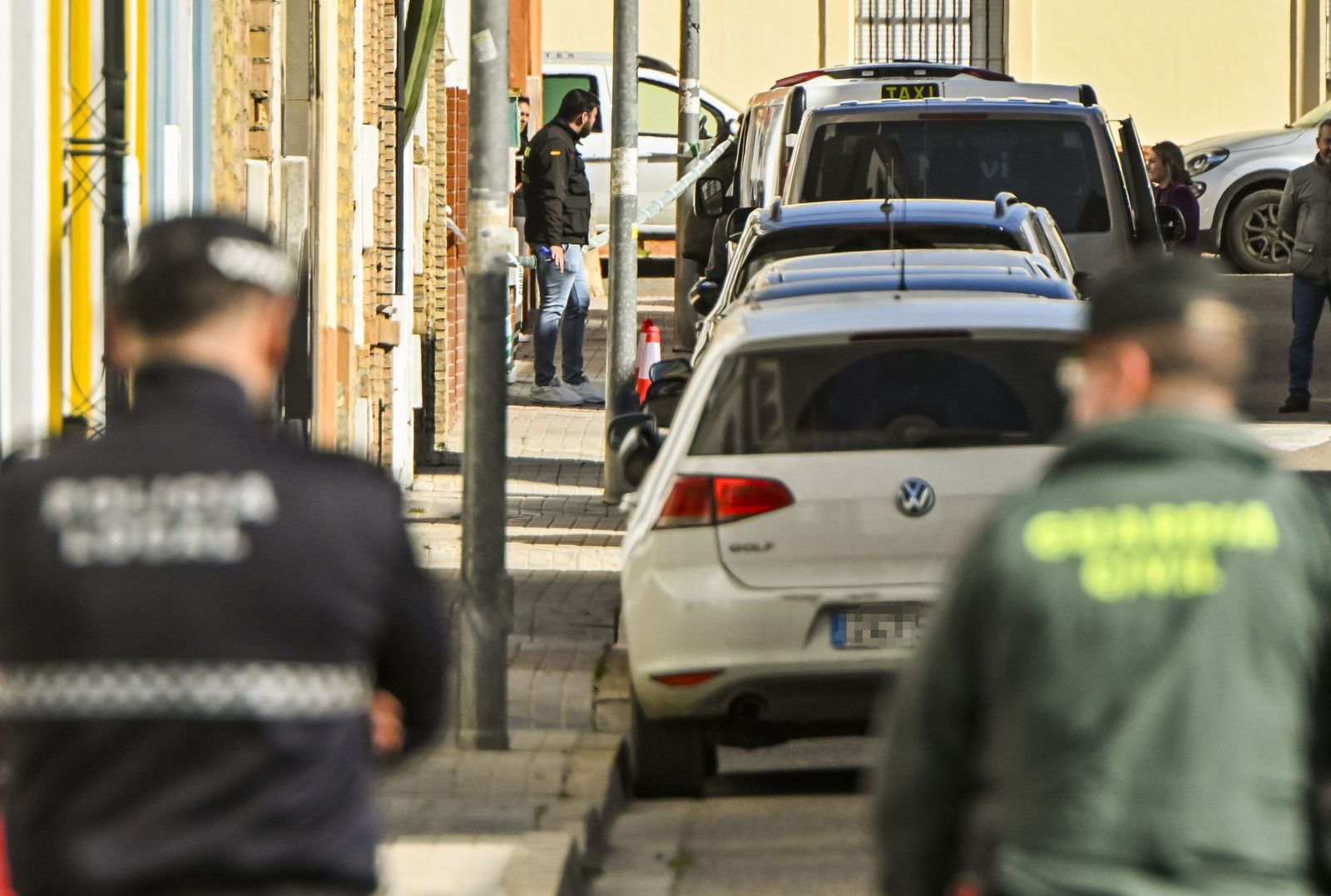 Agentes de la Policía Local y la Guardia Civil, en un suceso ocurrido en Brenes hace un año.
