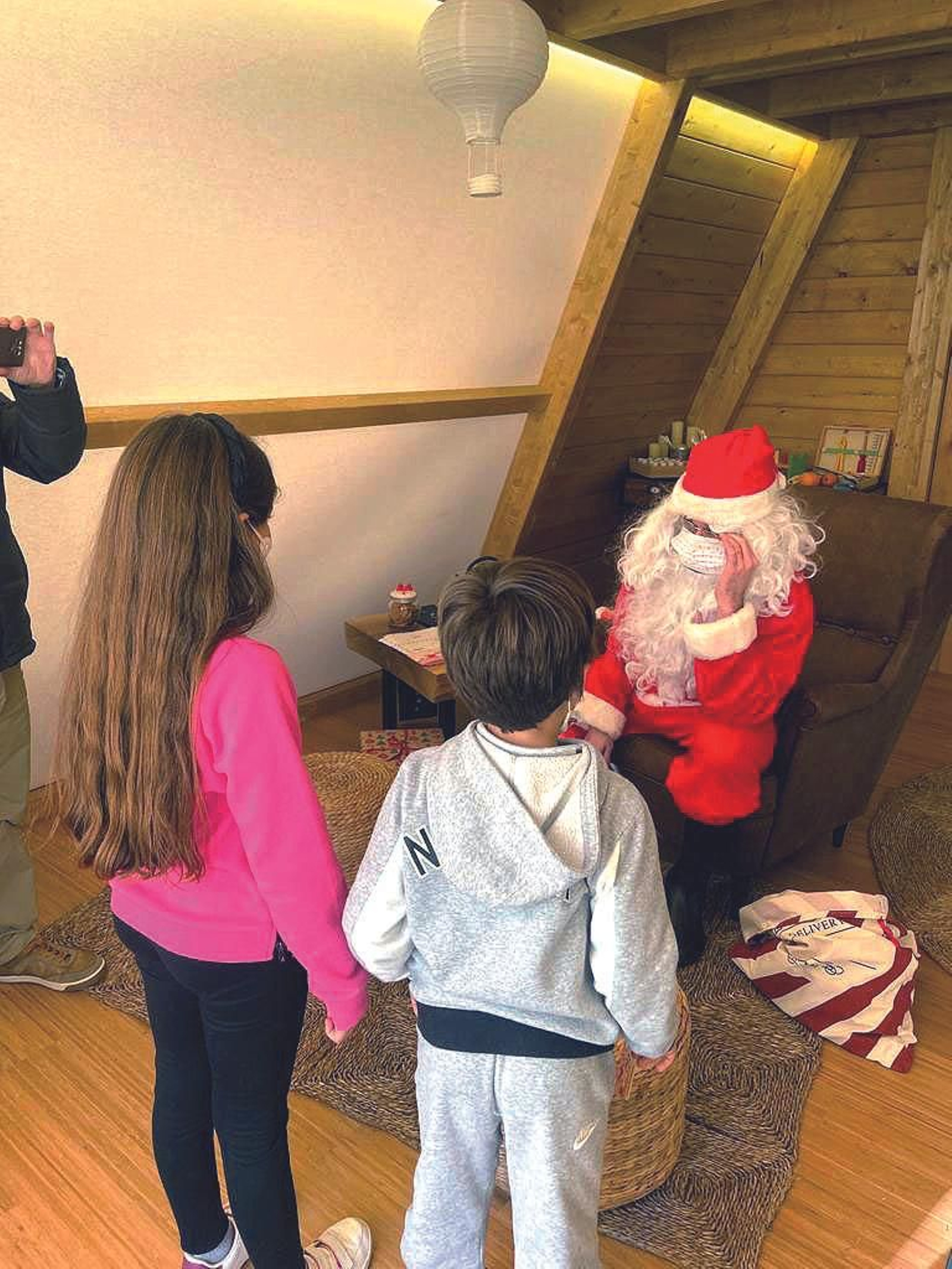 Dos pequeños le comentan sus deseos a Papá Noel