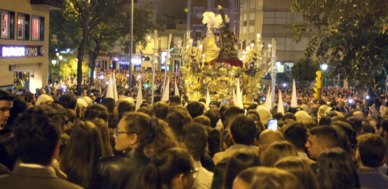 Imágenes de la subida del Cristo de las Tres Caídas
