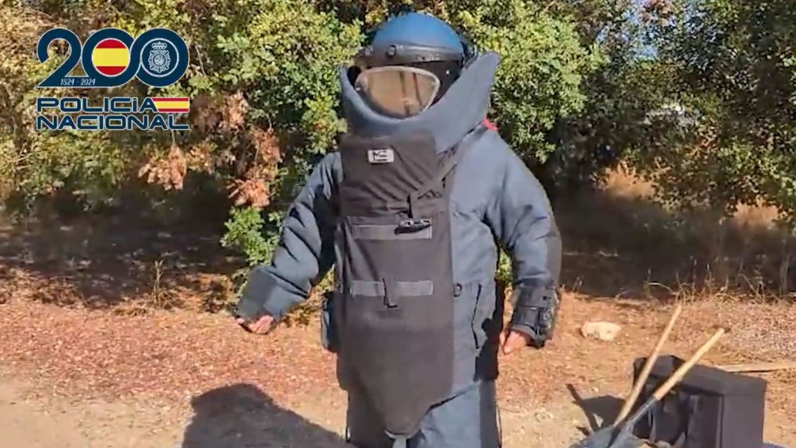 El agente de los Tedax que destruyó el artefacto, ya ataviado con la ropa reglamentaria de protección.