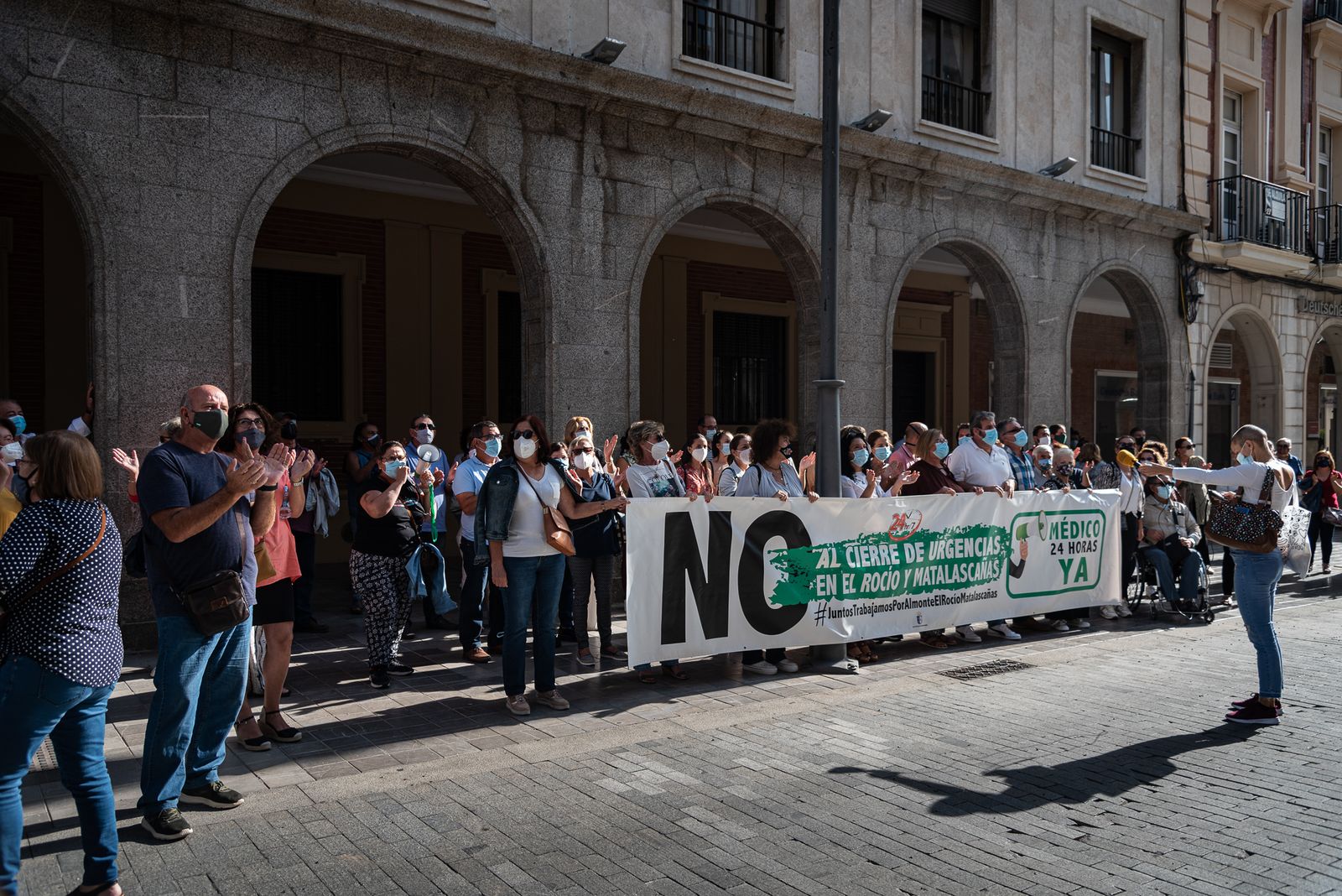 Imágenes de la concentración de los vecinos de Almonte por el servicio de urgencias
