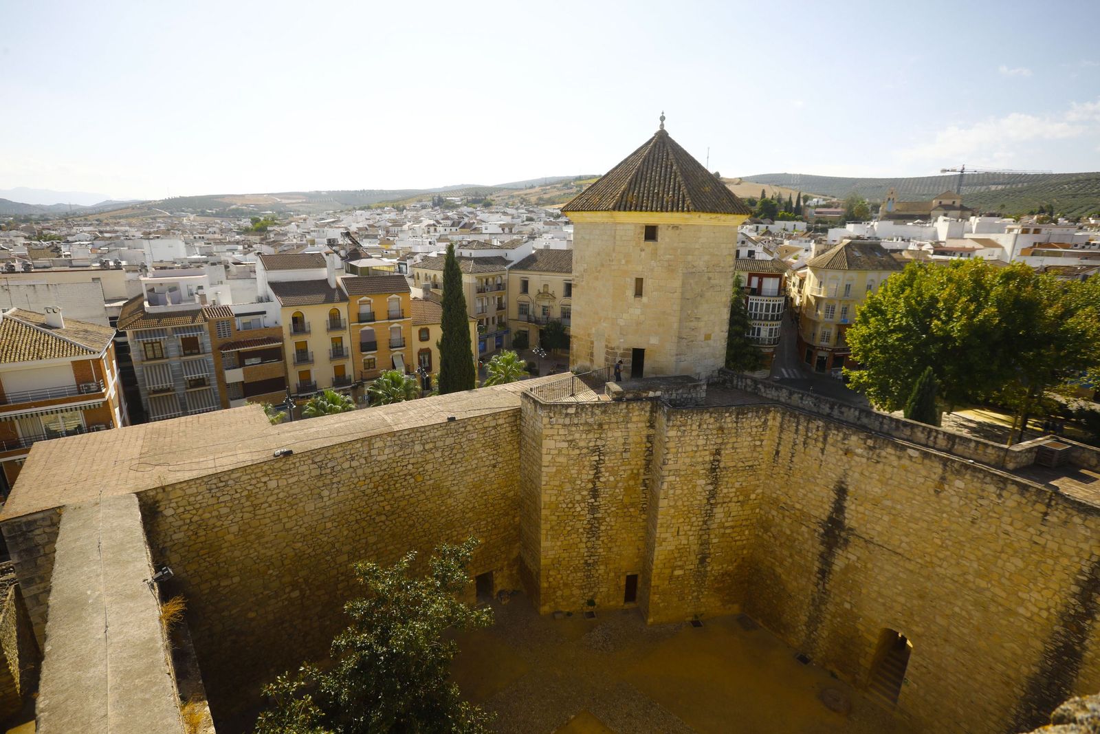 Vista de Lucena con el Castillo del Moral en primer plano.