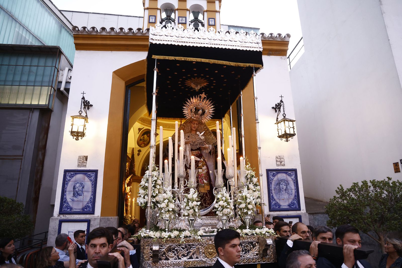 Rosario vespertino de la Virgen del Mayor Dolor, de la Hermandad de las Aguas, en imágenes