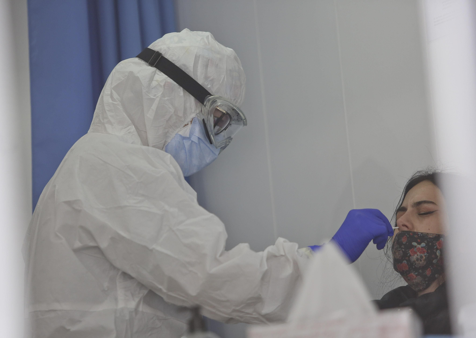 Un sanitario toma una muestra para la detección del Covid.