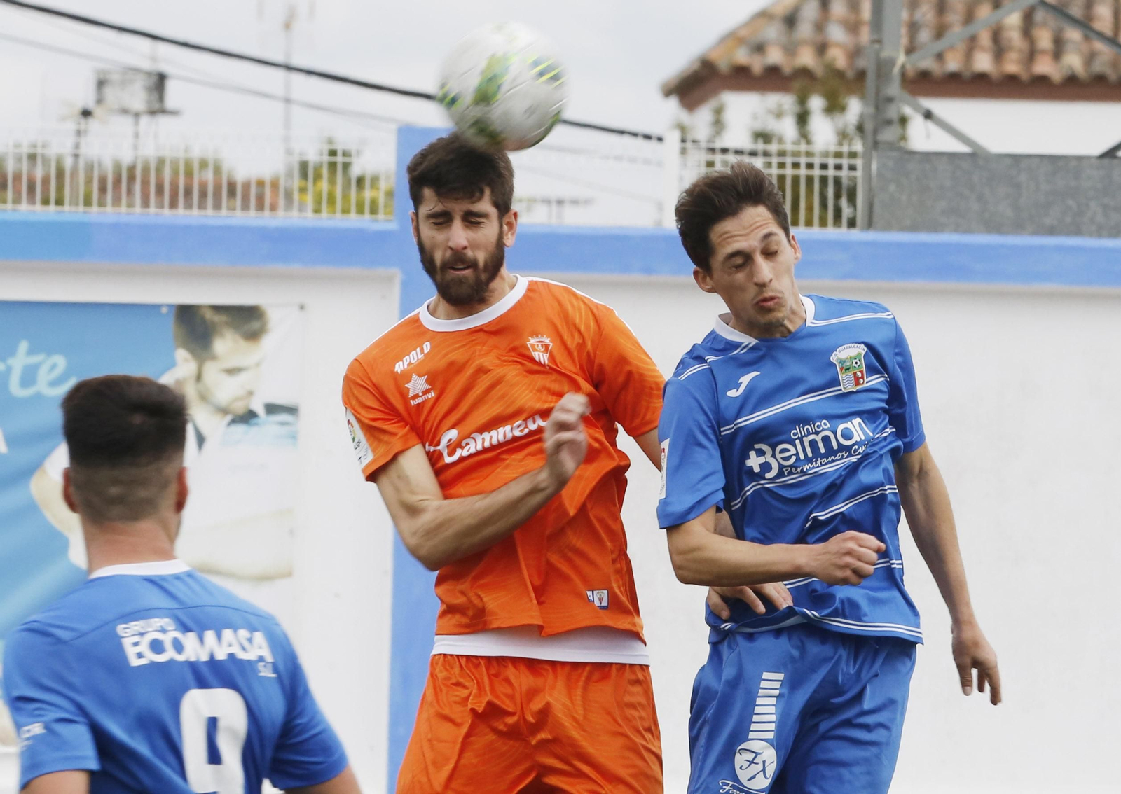 José Mari despeja un balón aéreo.