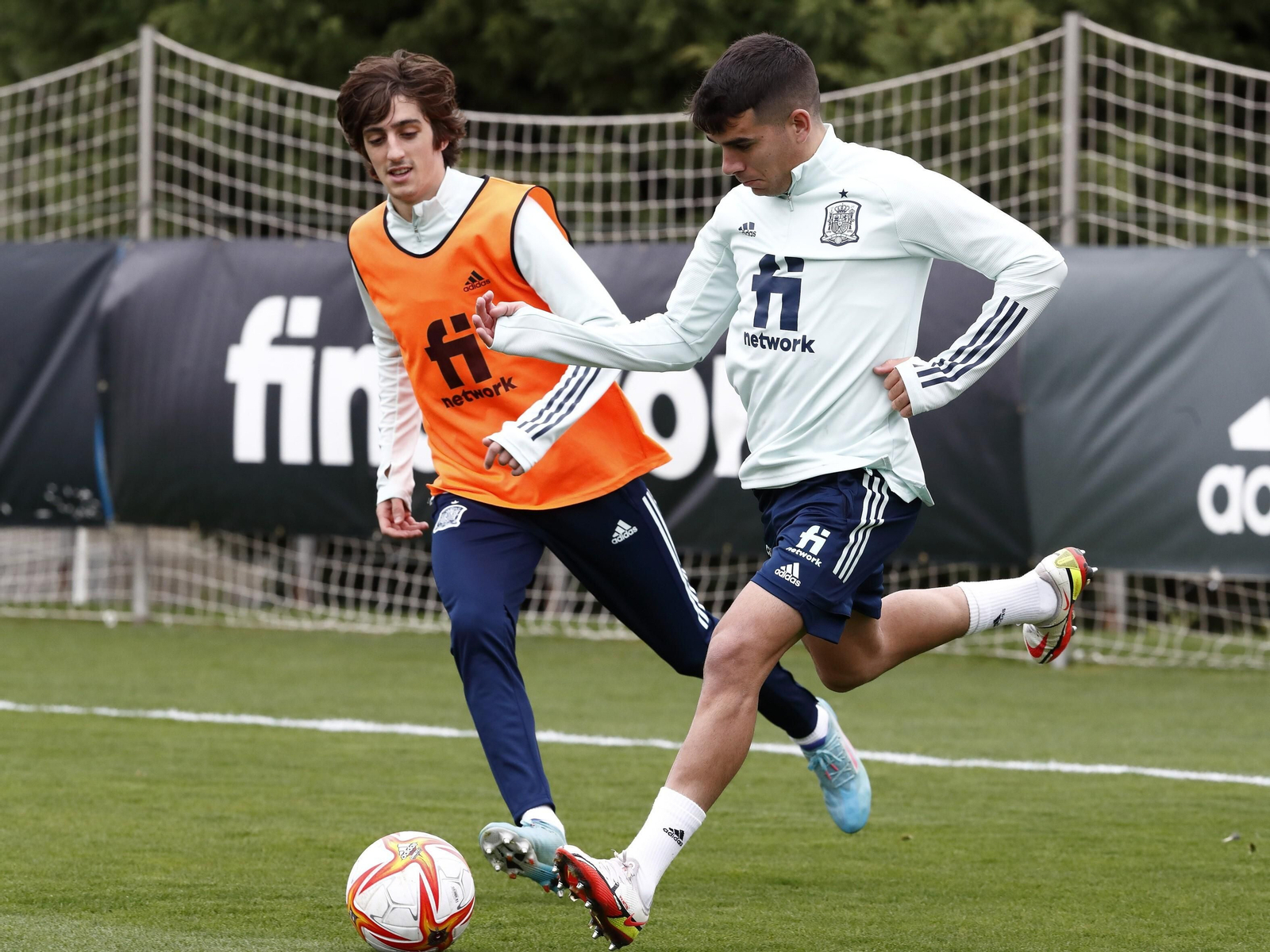 Víctor Gómez, con Bryan Gil.
