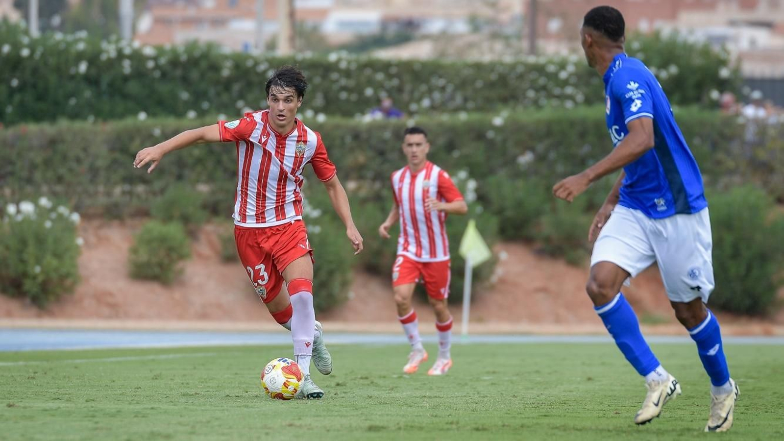 Hugo Martín maneja el esférico en el duelo ante el Linares Deportivo.