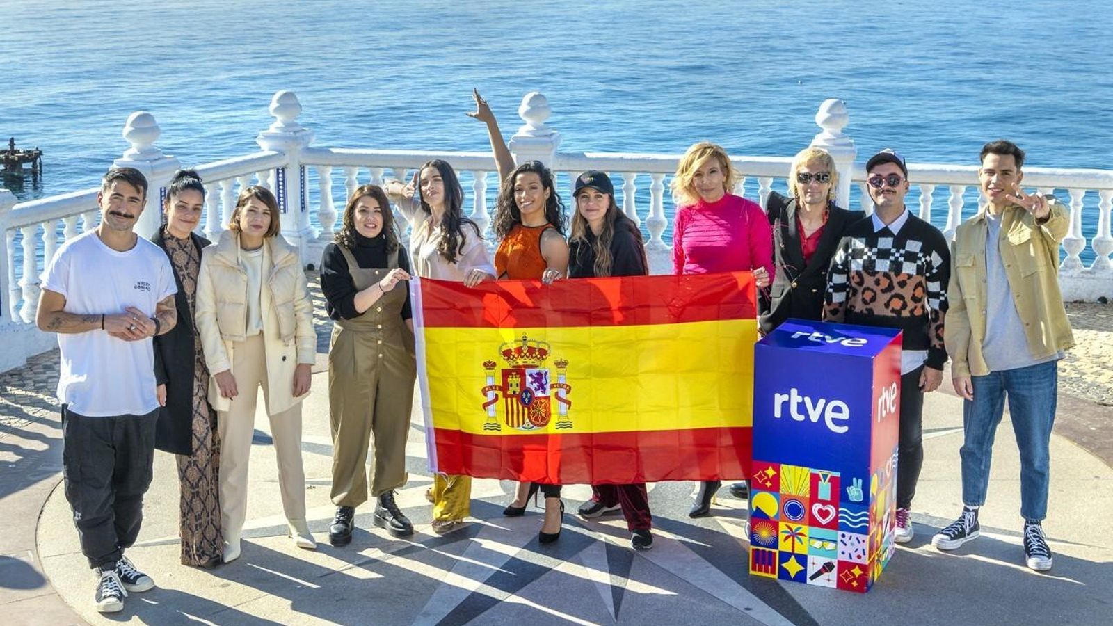 Los finalistas del Benidorm Fest posan con la bandera española en el Mirador del Castillo de la localidad