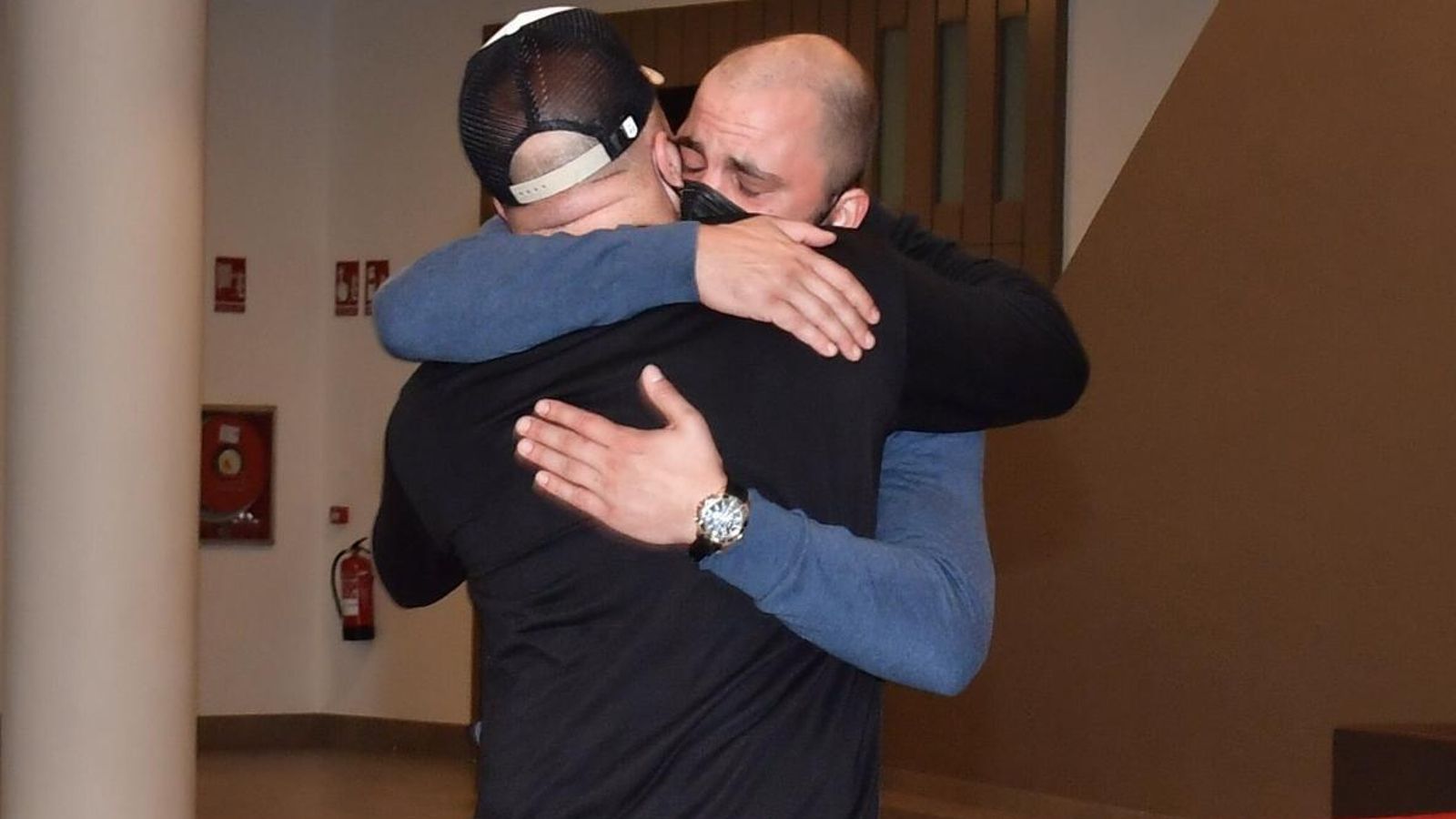 Kiko Rivera y Antonio Tejado abrazándose