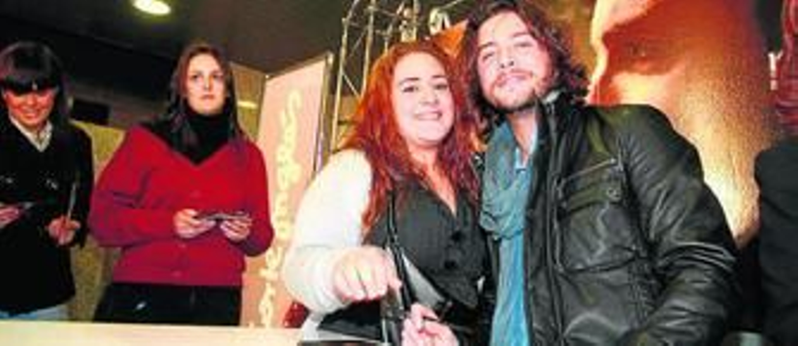 El artista, con una fam, ayer a las puertas del centro Hipercor de Huelva. El artista, con una fam, ayer a las puertas del centro Hipercor de Huelva.