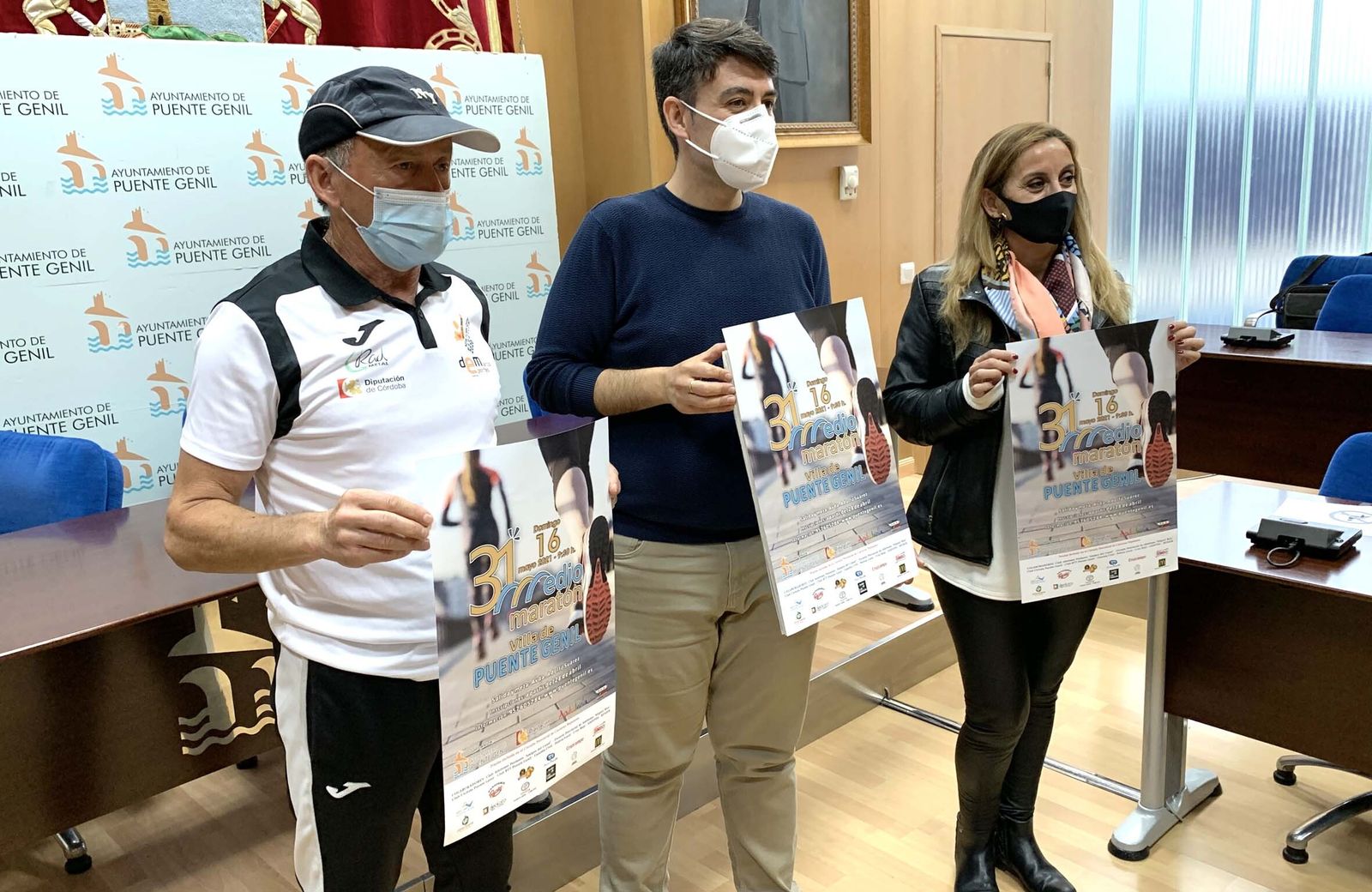 Las autoridades, durante la presentación de la Media Maratón de Puente Genil.