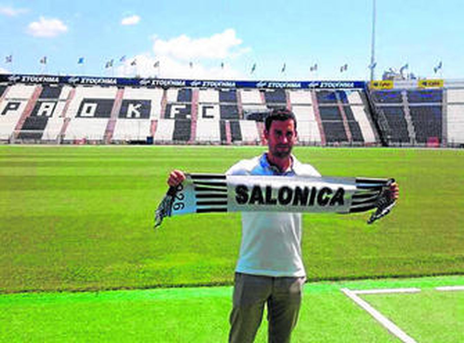 Íñigo López, ayer, con la bufanda de su nuevo club.