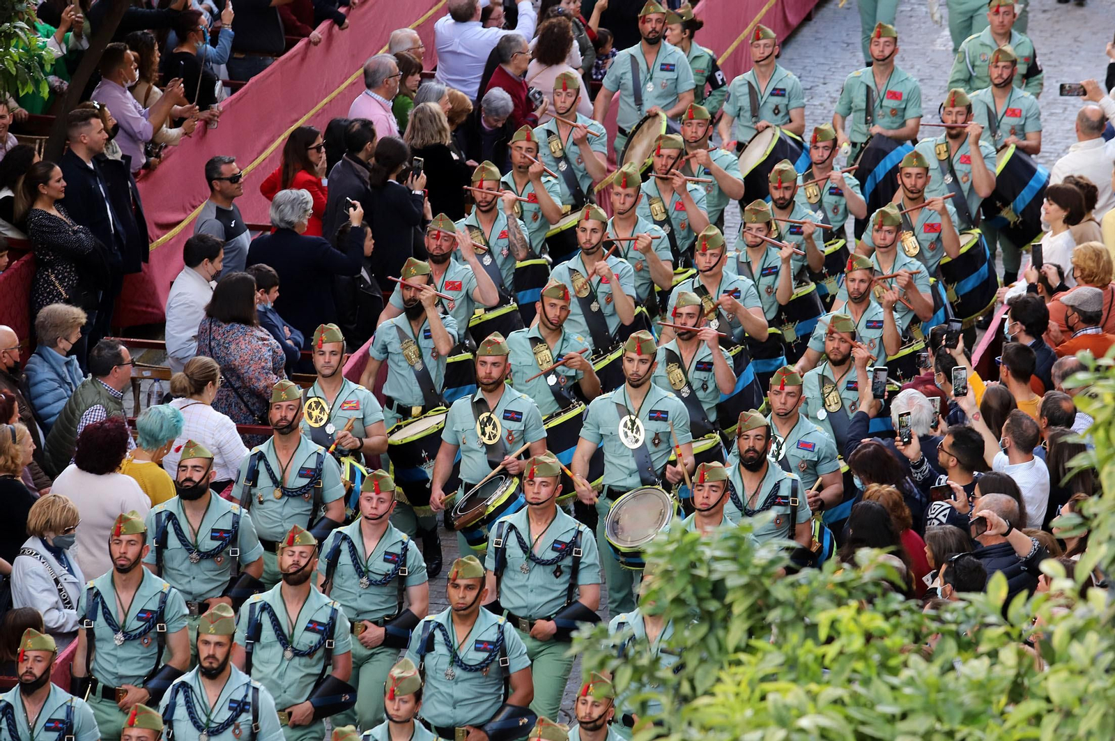 La Legión acompaña al Cristo de la Vera+Cruz en su procesión por Huelva, en imágenes